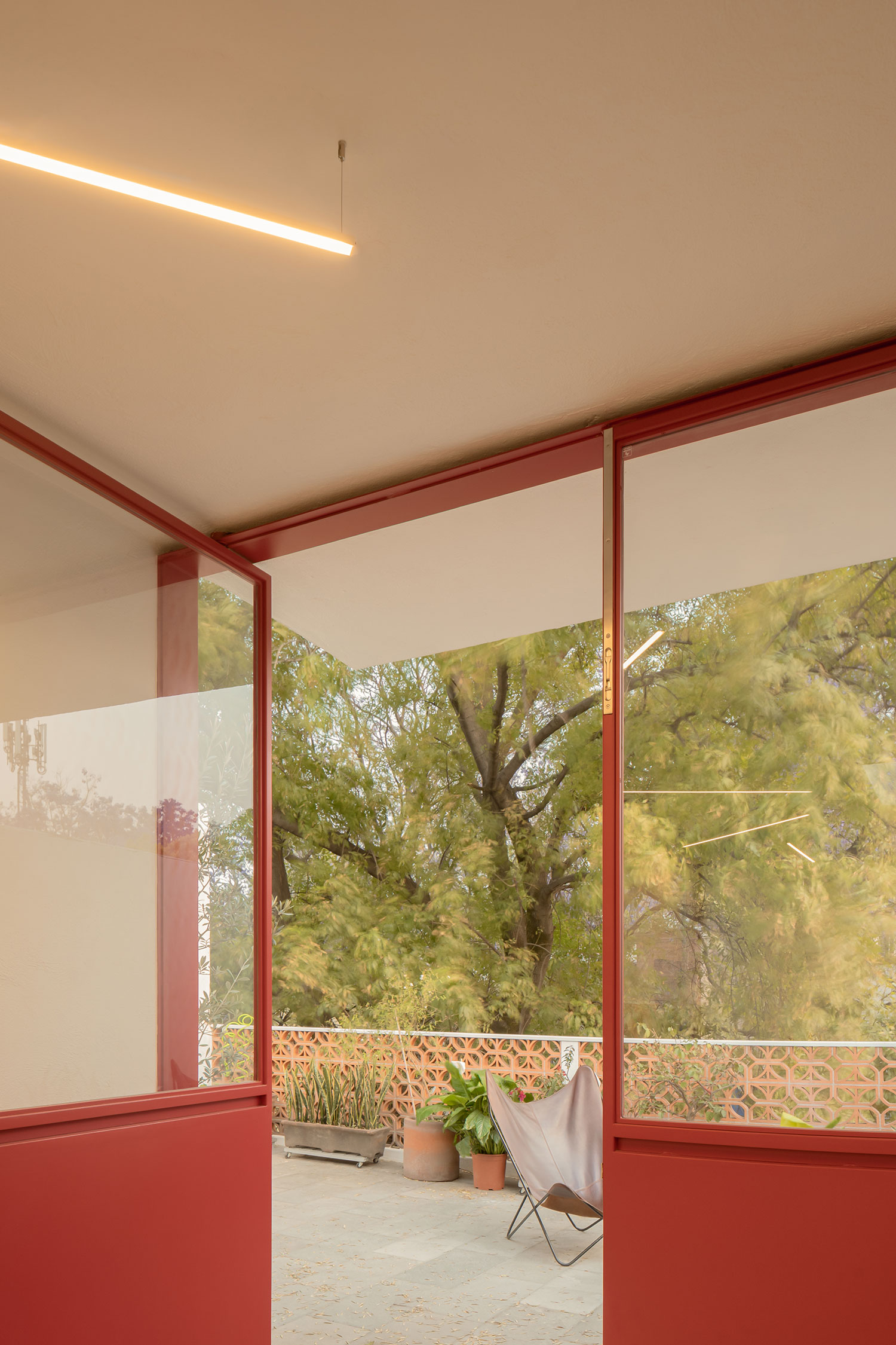 A Painter's Light: AMASA Estudio Transforms a Coyoacán Residence into a Vibrant Studio for Daniela Riquelme