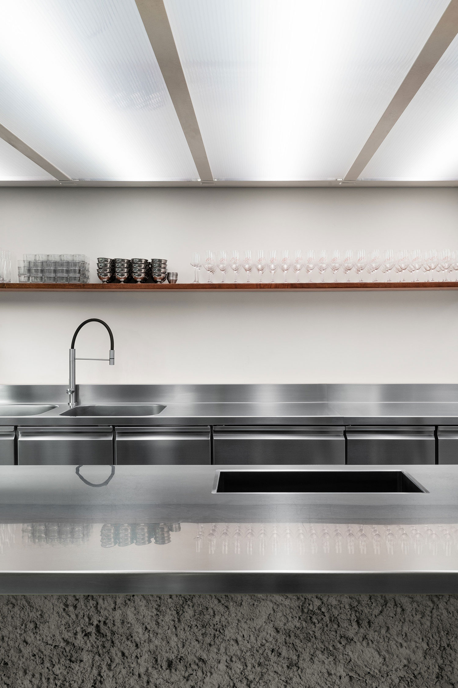 From Pasta to Tyres to Vino: Sagoma Studio's Bar Nico Revitalizes a Milanese Landmark