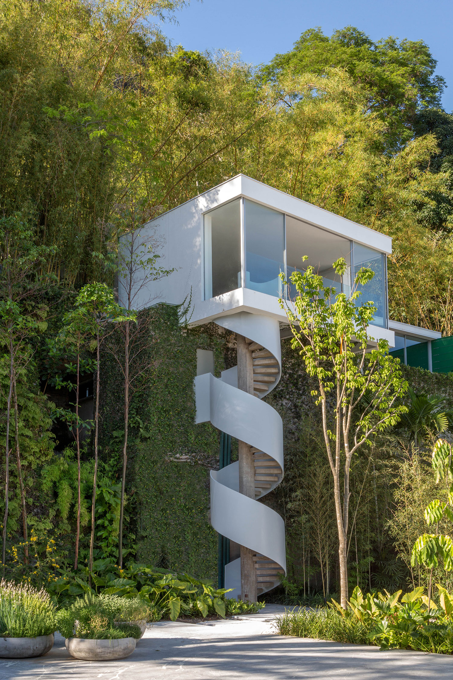 Itaúna House: Siqueira+Azul's Modern Expansion of a Niemeyer Masterpiece in Rio