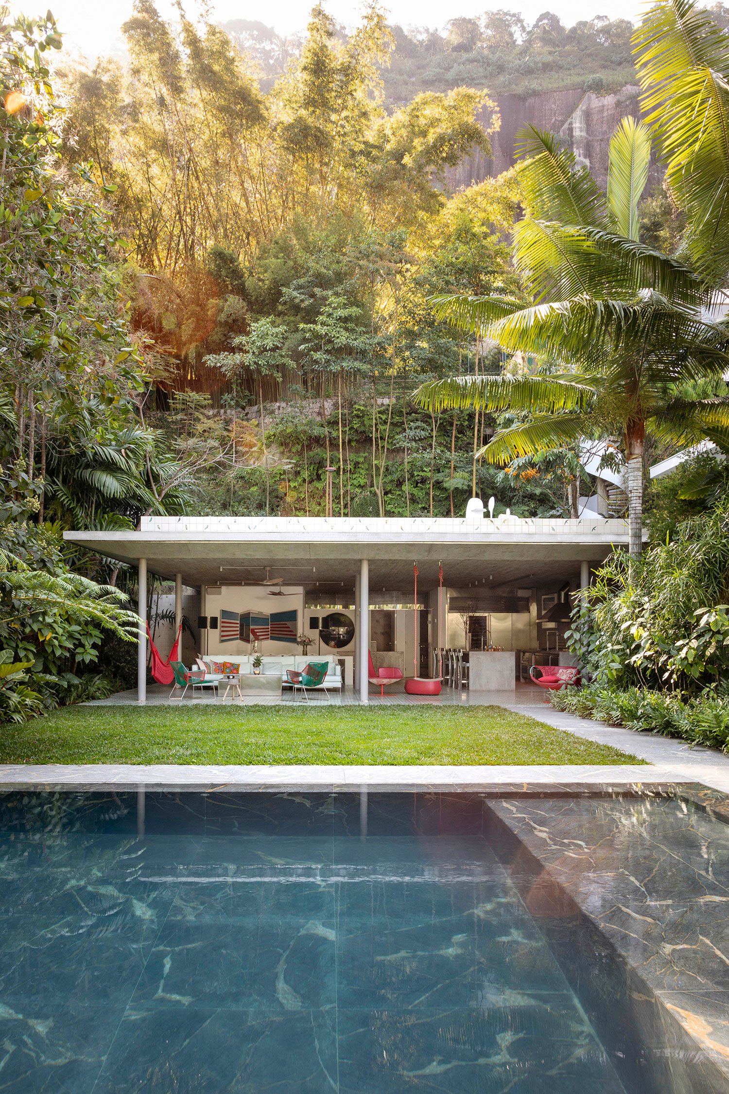 Itaúna House: Siqueira+Azul's Modern Expansion of a Niemeyer Masterpiece in Rio
