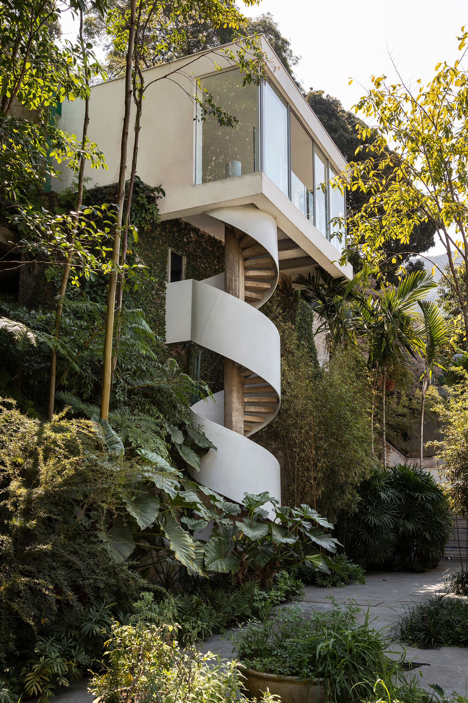 Itaúna House: Siqueira+Azul's Modern Expansion of a Niemeyer Masterpiece in Rio