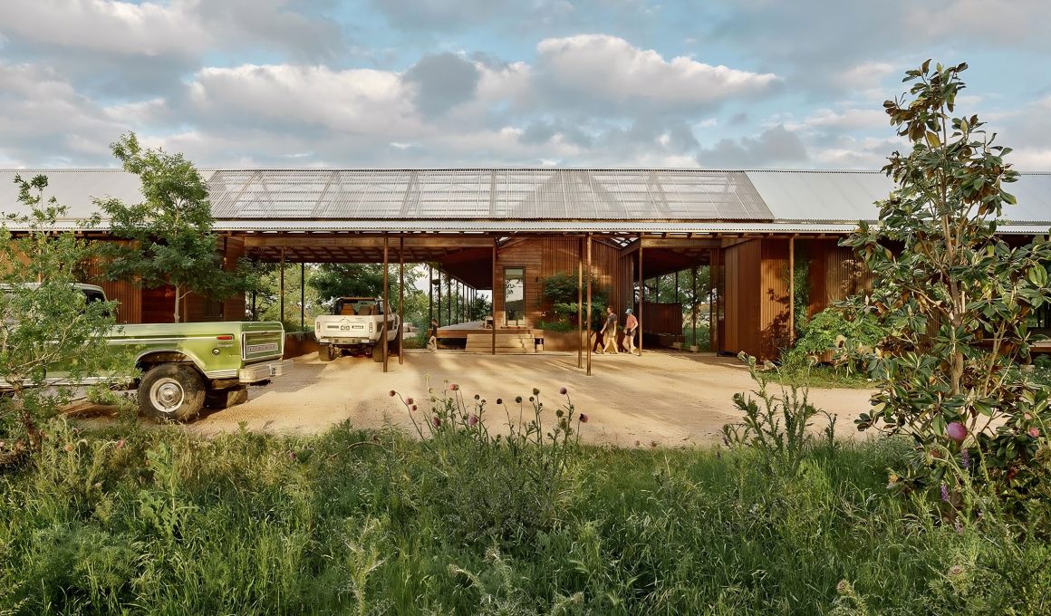 Roam Ranch, designed by Baldridge Architects, reinterprets the classic dog-trot house