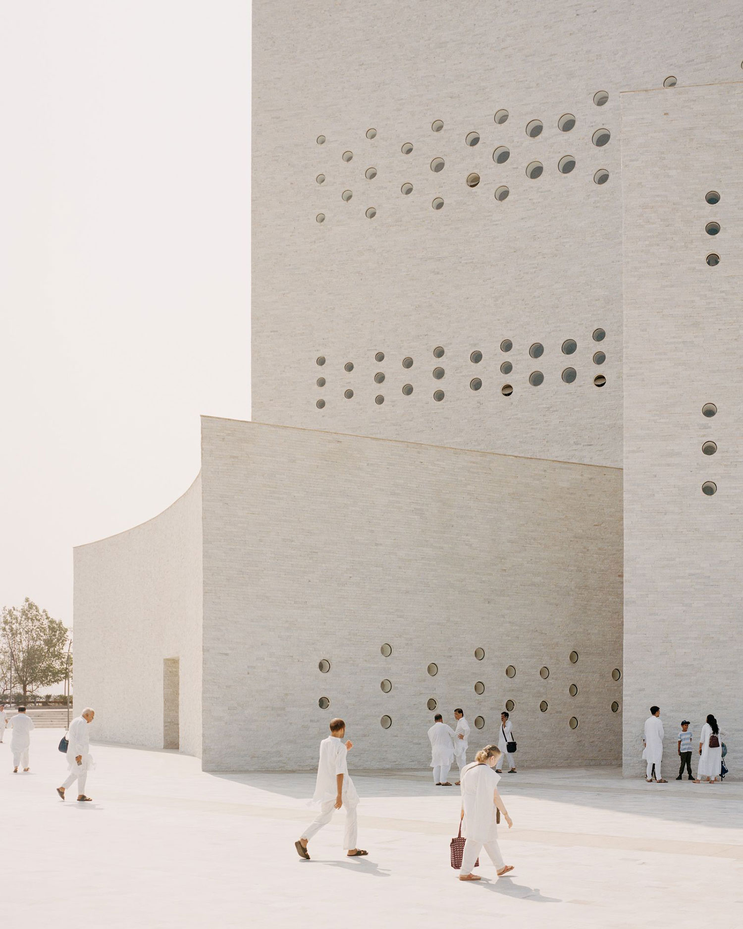 Serie Architects' Raj Sabhagruh: A Masterpiece of Stacked Geometry and Light in Gujarat