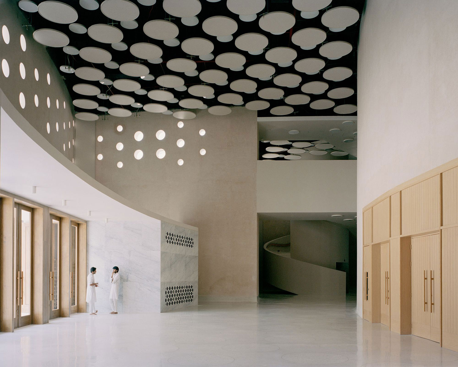 Serie Architects' Raj Sabhagruh: A Masterpiece of Stacked Geometry and Light in Gujarat