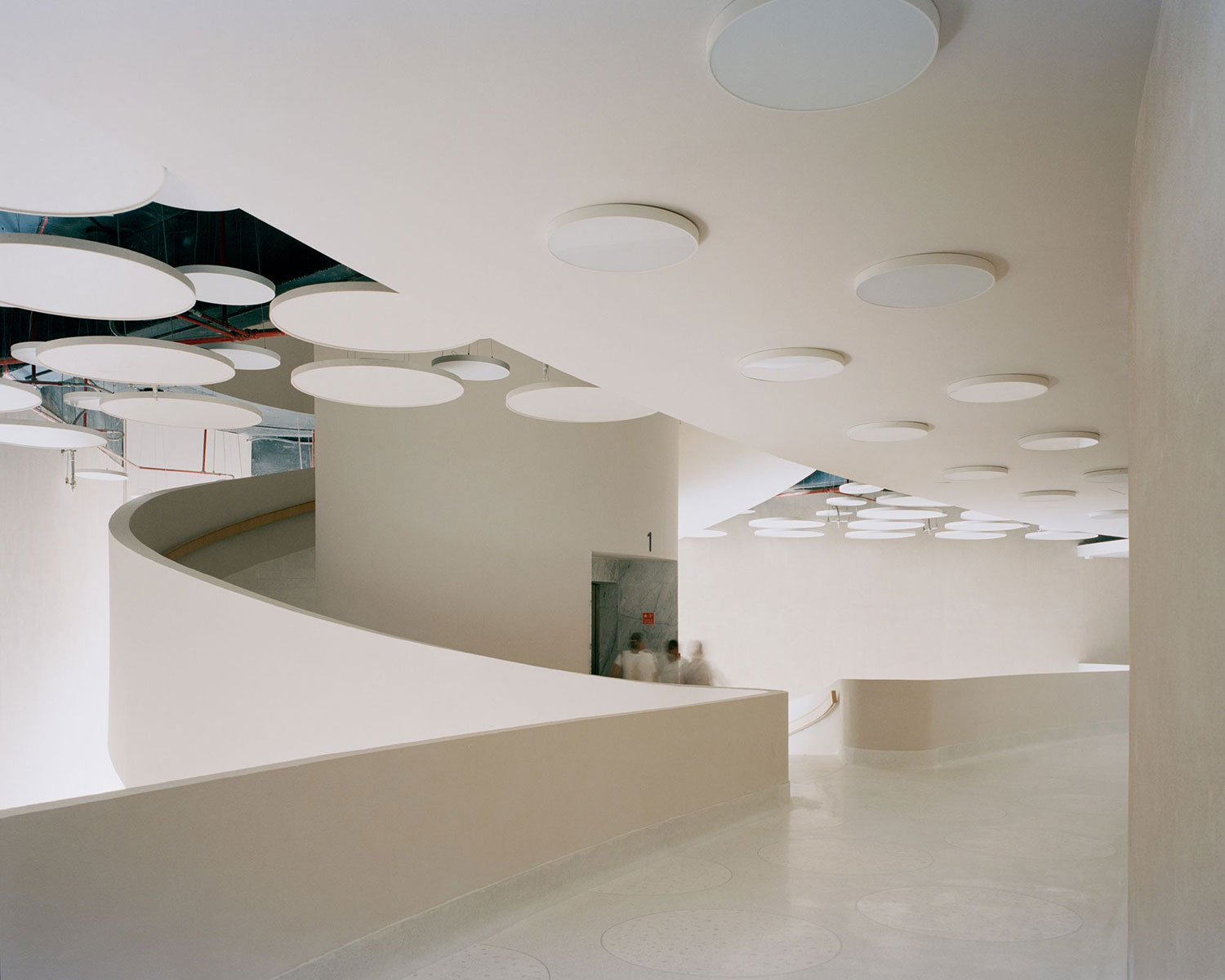 Serie Architects' Raj Sabhagruh: A Masterpiece of Stacked Geometry and Light in Gujarat