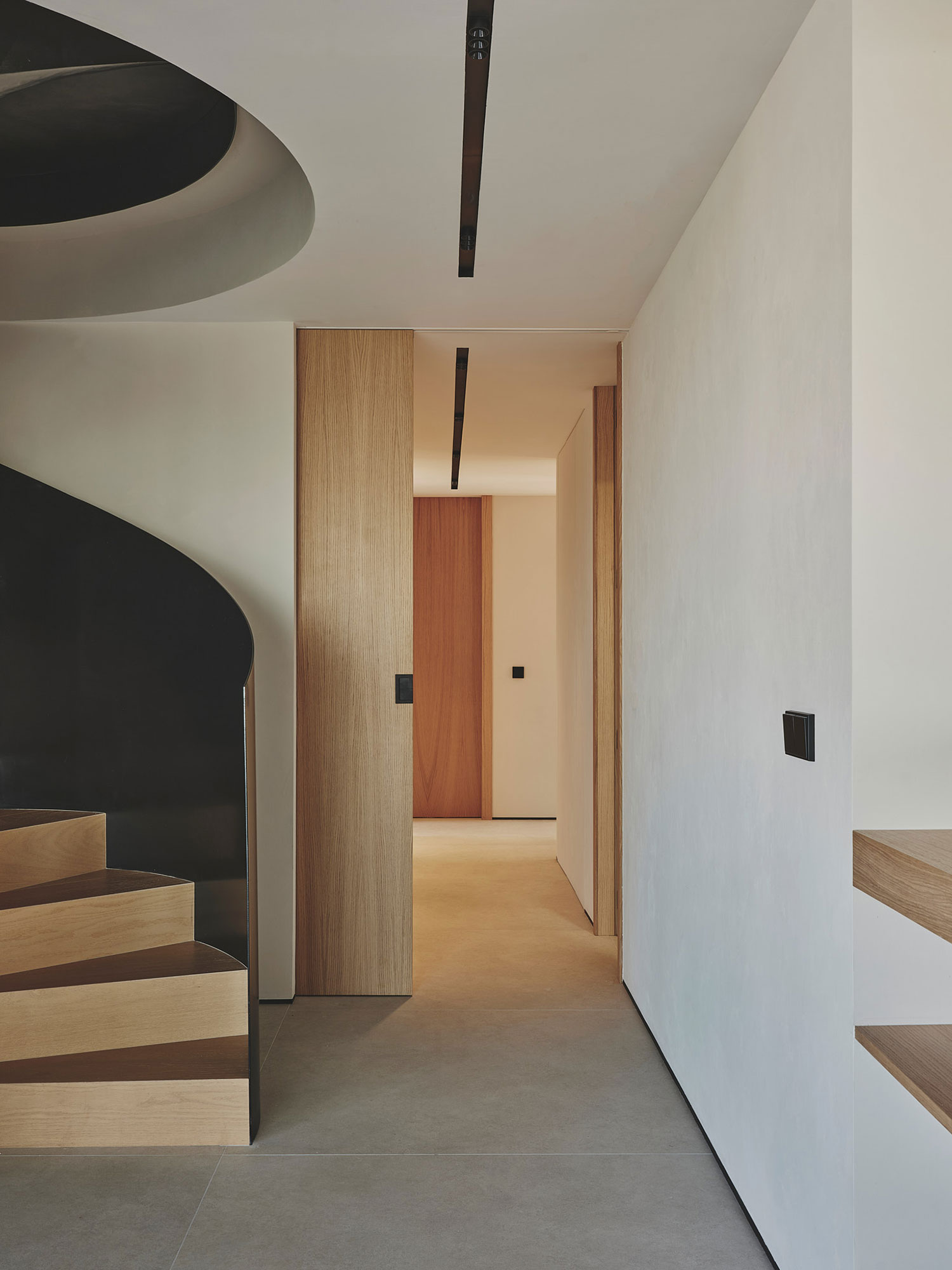 Staircase & Panoramic Views: Destudio's Curved Attic in Valencia