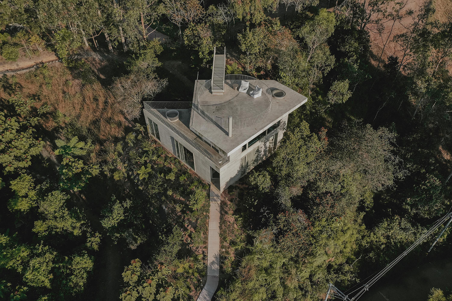 ATELIER GARCIA Redefines Hilltop Living with Concrete House in Guatapé