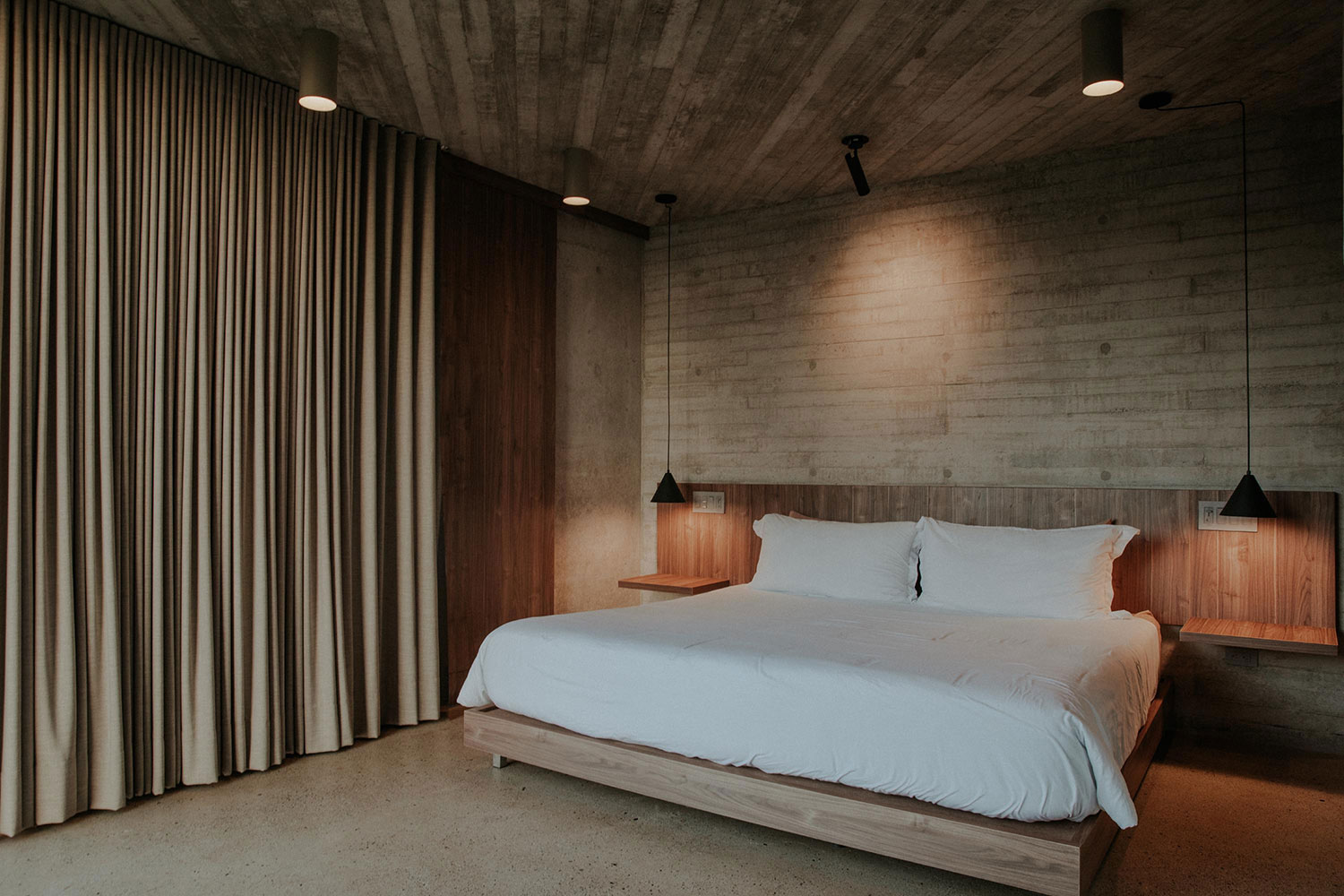 ATELIER GARCIA Redefines Hilltop Living with Concrete House in Guatapé