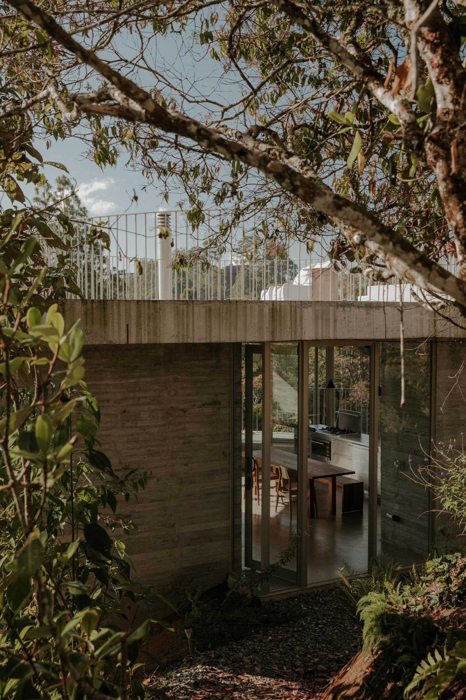 ATELIER GARCIA Redefines Hilltop Living with Concrete House in Guatapé
