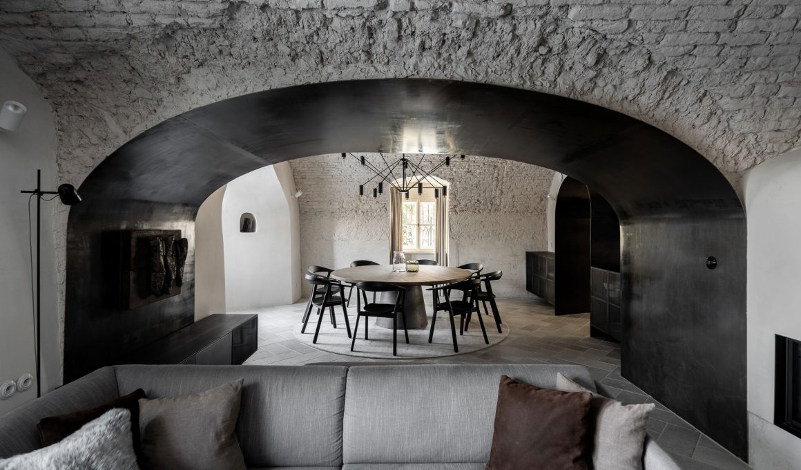 OOOOX's Hradby House: A Medieval Fortress Reborn