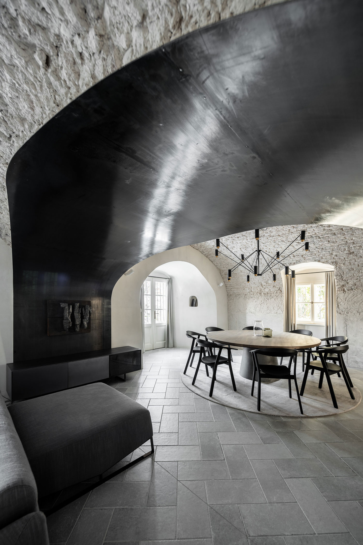 OOOOX's Hradby House: A Medieval Fortress Reborn