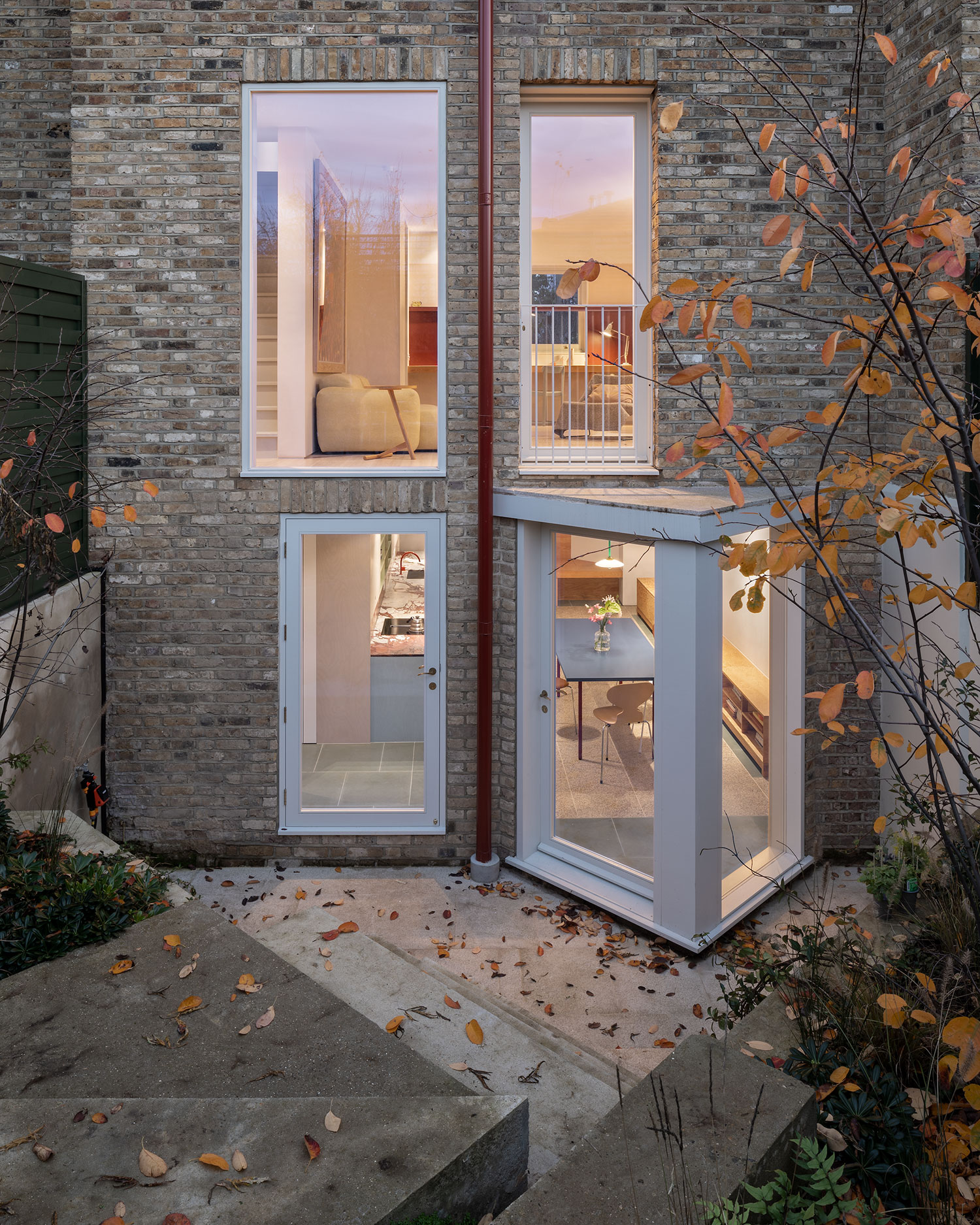 O'Sullivan Skoufoglou's RAW House: A Canvas for Life and Art