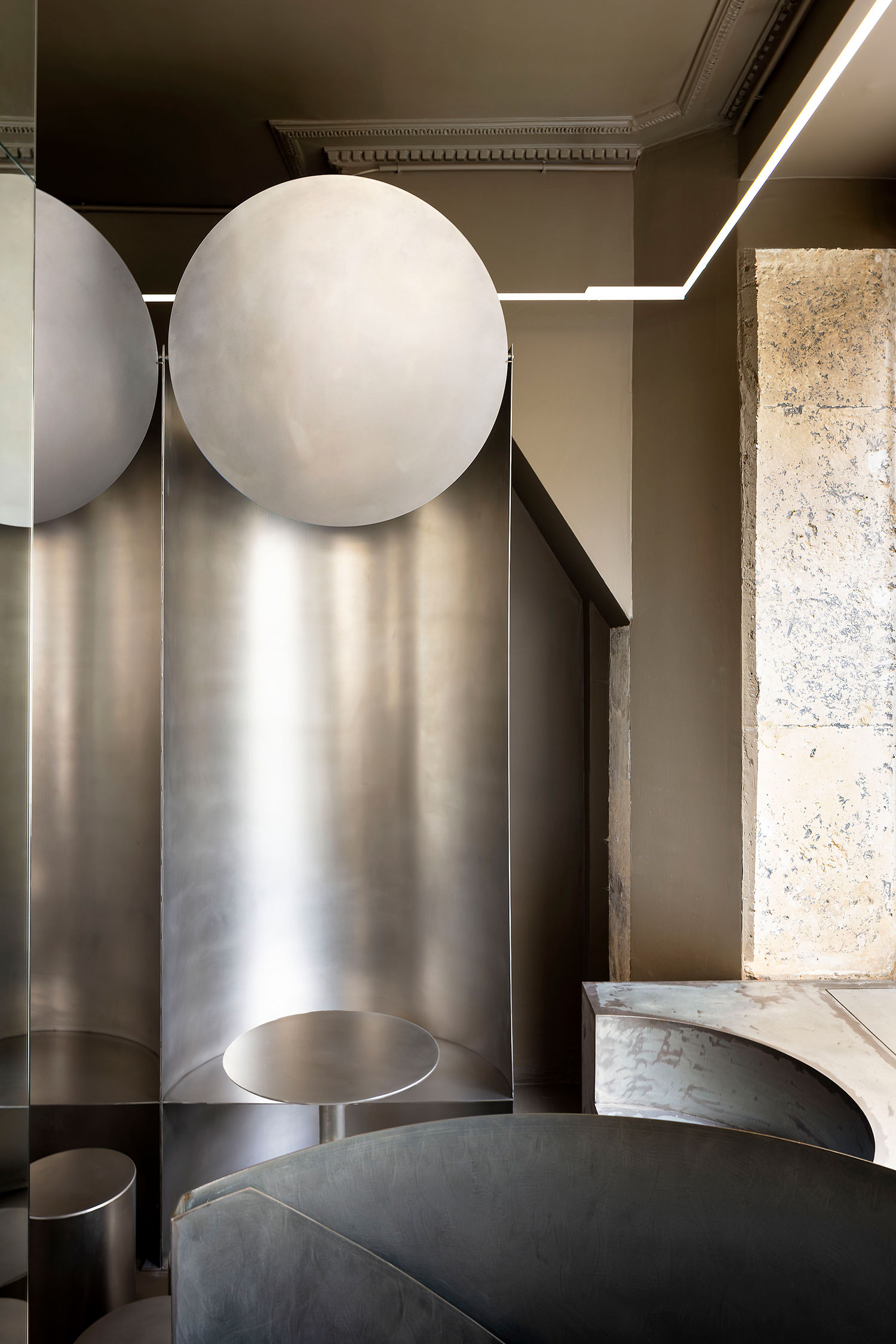 Brutalist Coffee in Paris: Mur Mur's Simple Coffee