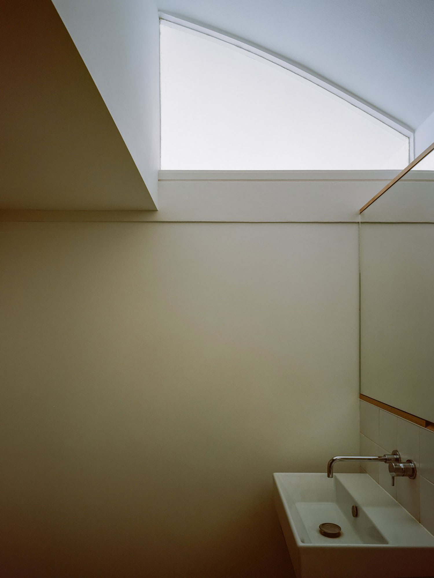 TYPE Architects' Sensitive Retrofit: Reimagining a Listed Studio in London's Crescent House