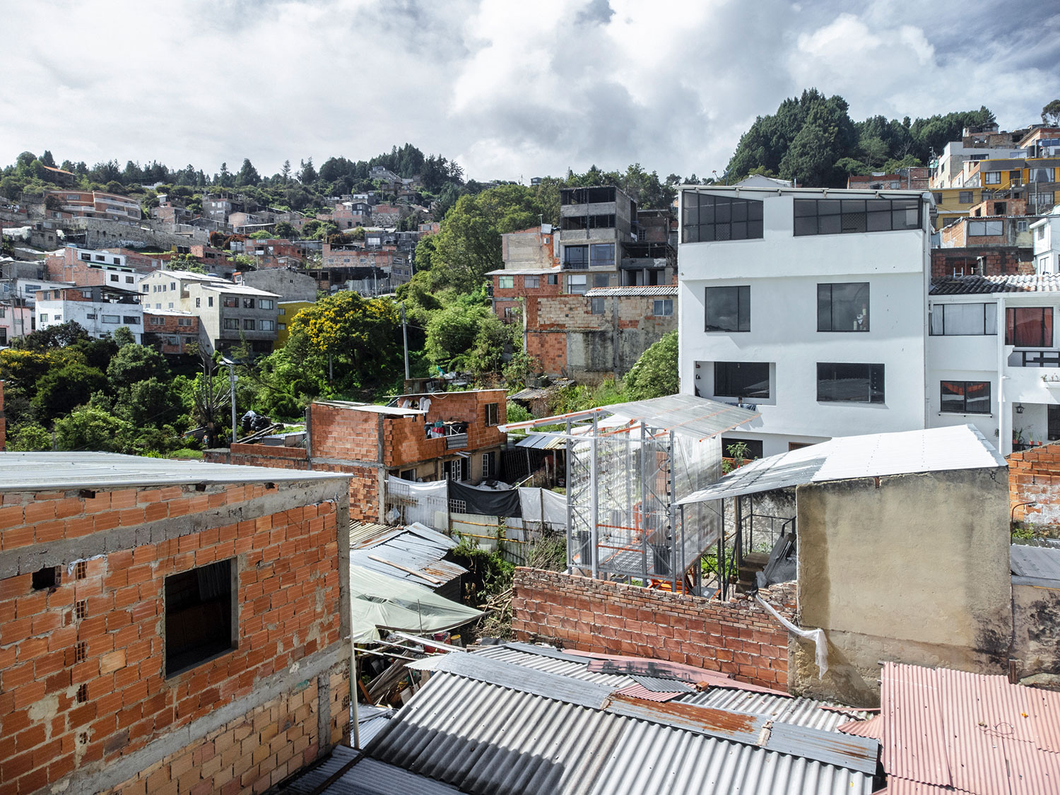 Alsar-Atelier: Hydroponic Module Cultivates Bogotá Community