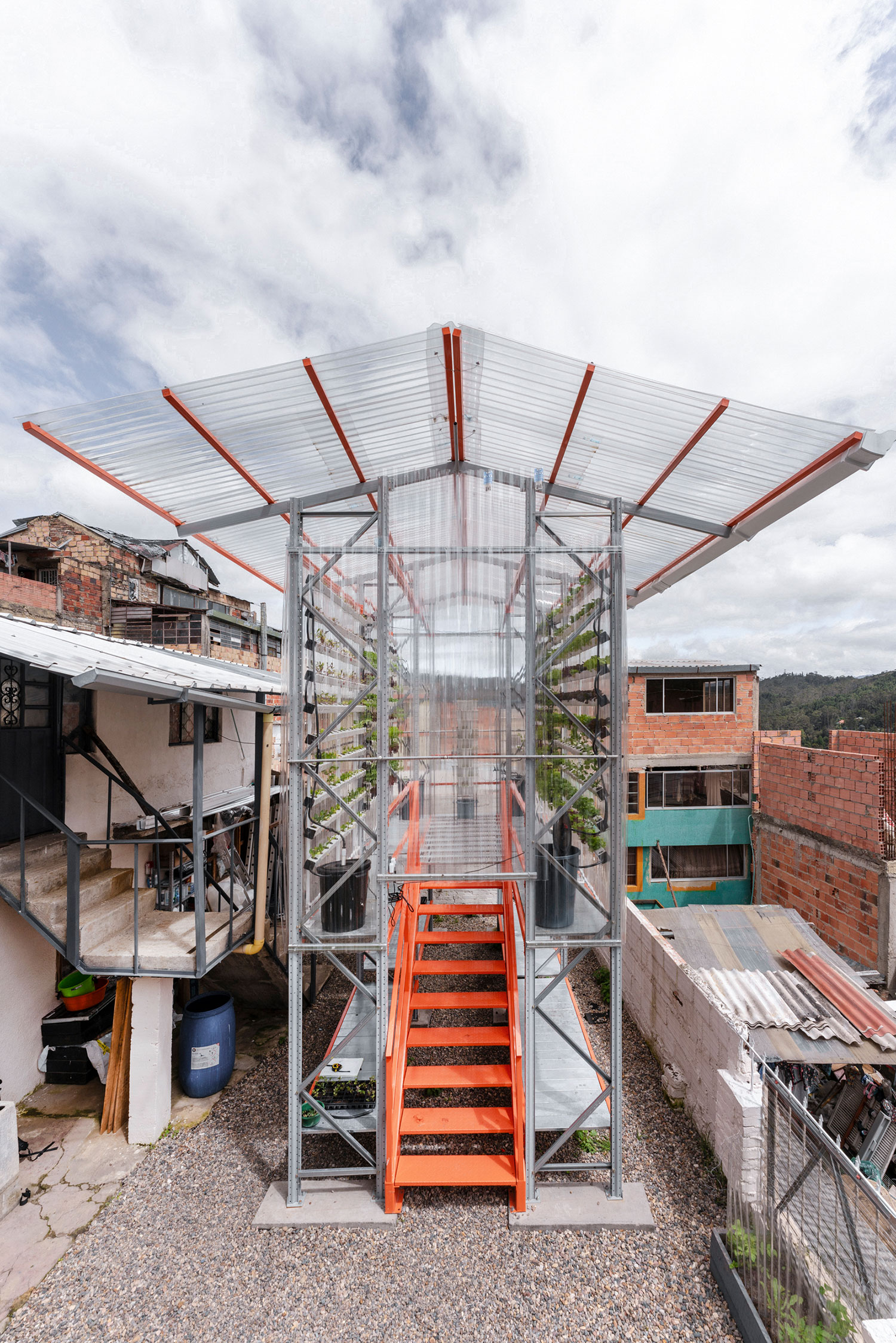 Alsar-Atelier: Hydroponic Module Cultivates Bogotá Community