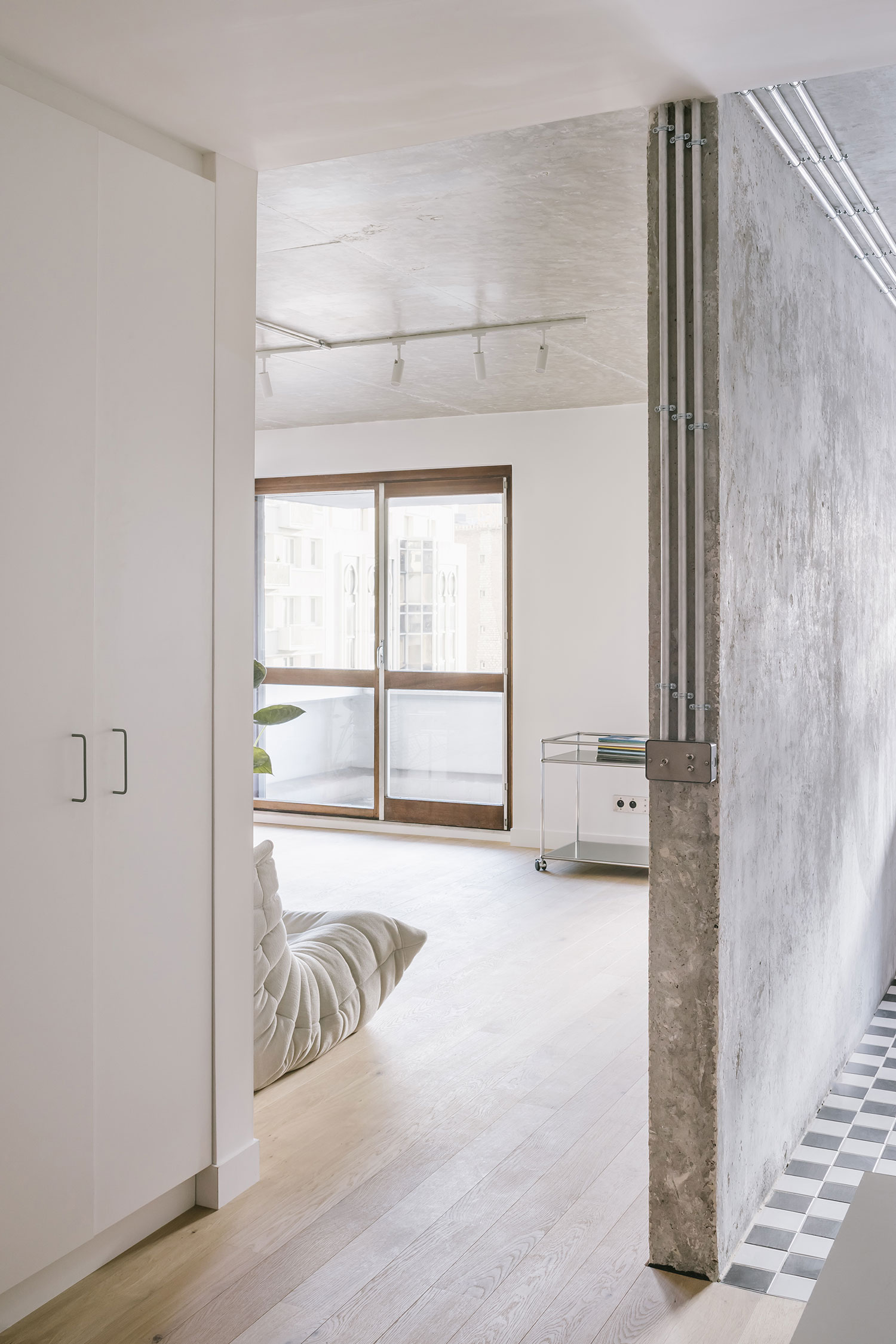 Apara's 106 - Projet Convention: Exposing Concrete, Integrating Plywood and Steel in a Parisian Apartment Renovation