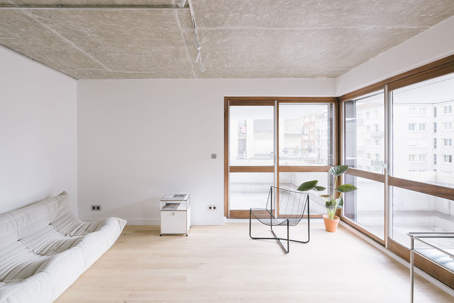 Apara's 106 - Projet Convention: Exposing Concrete, Integrating Plywood and Steel in a Parisian Apartment Renovation
