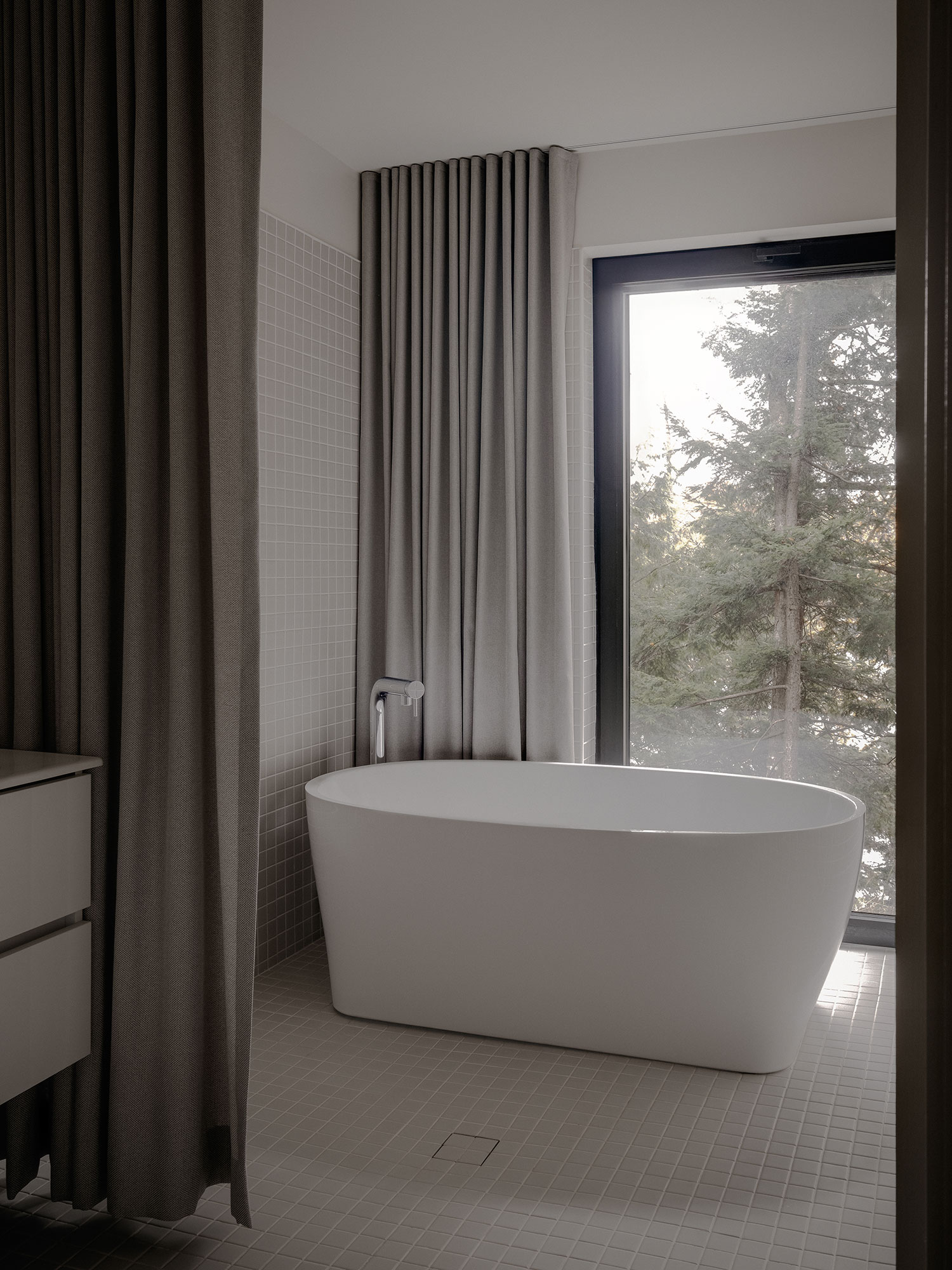 Tsuga Residence by APPAREIL Architecture: Perched Living Above a Laurentian Lake