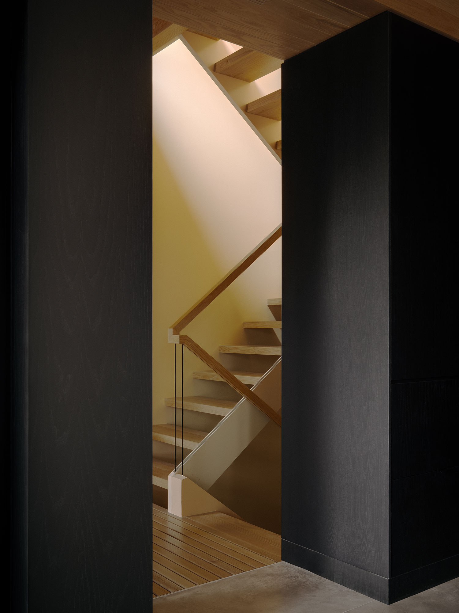 Tsuga Residence by APPAREIL Architecture: Perched Living Above a Laurentian Lake