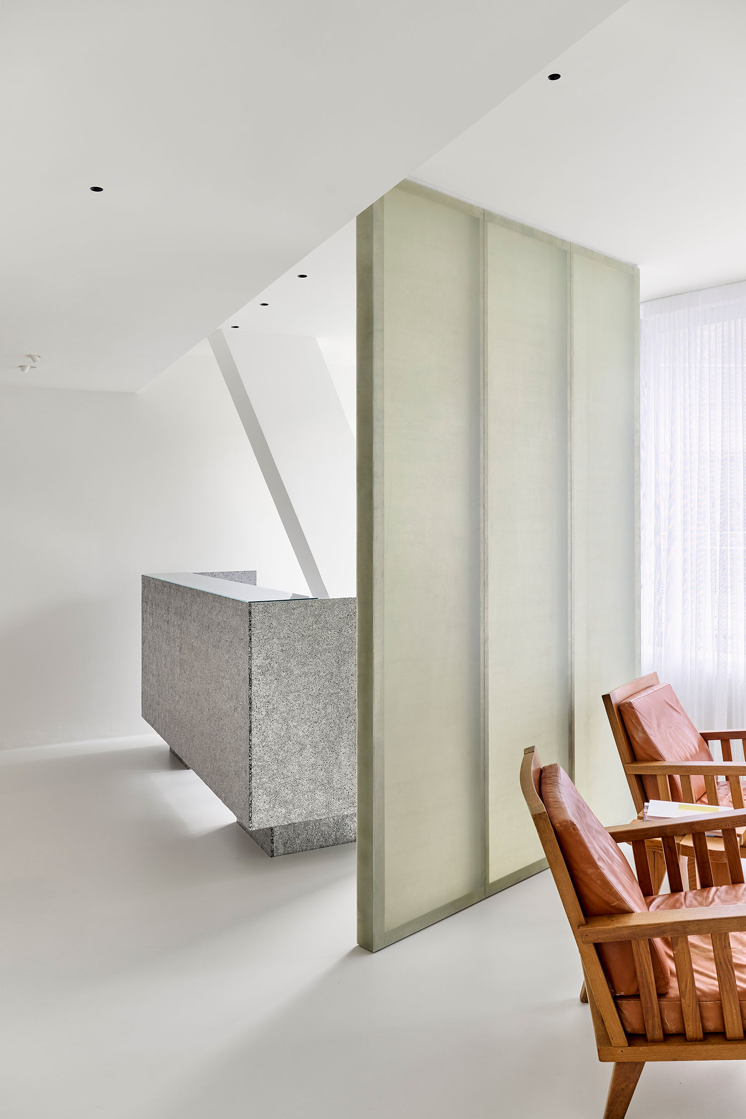 A Gallery of Grins: BATEK ARCHITEKTEN's T7 Dental Practice Extension