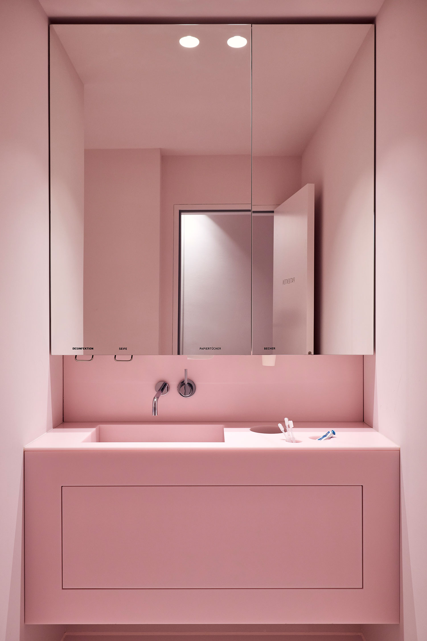 A Gallery of Grins: BATEK ARCHITEKTEN's T7 Dental Practice Extension