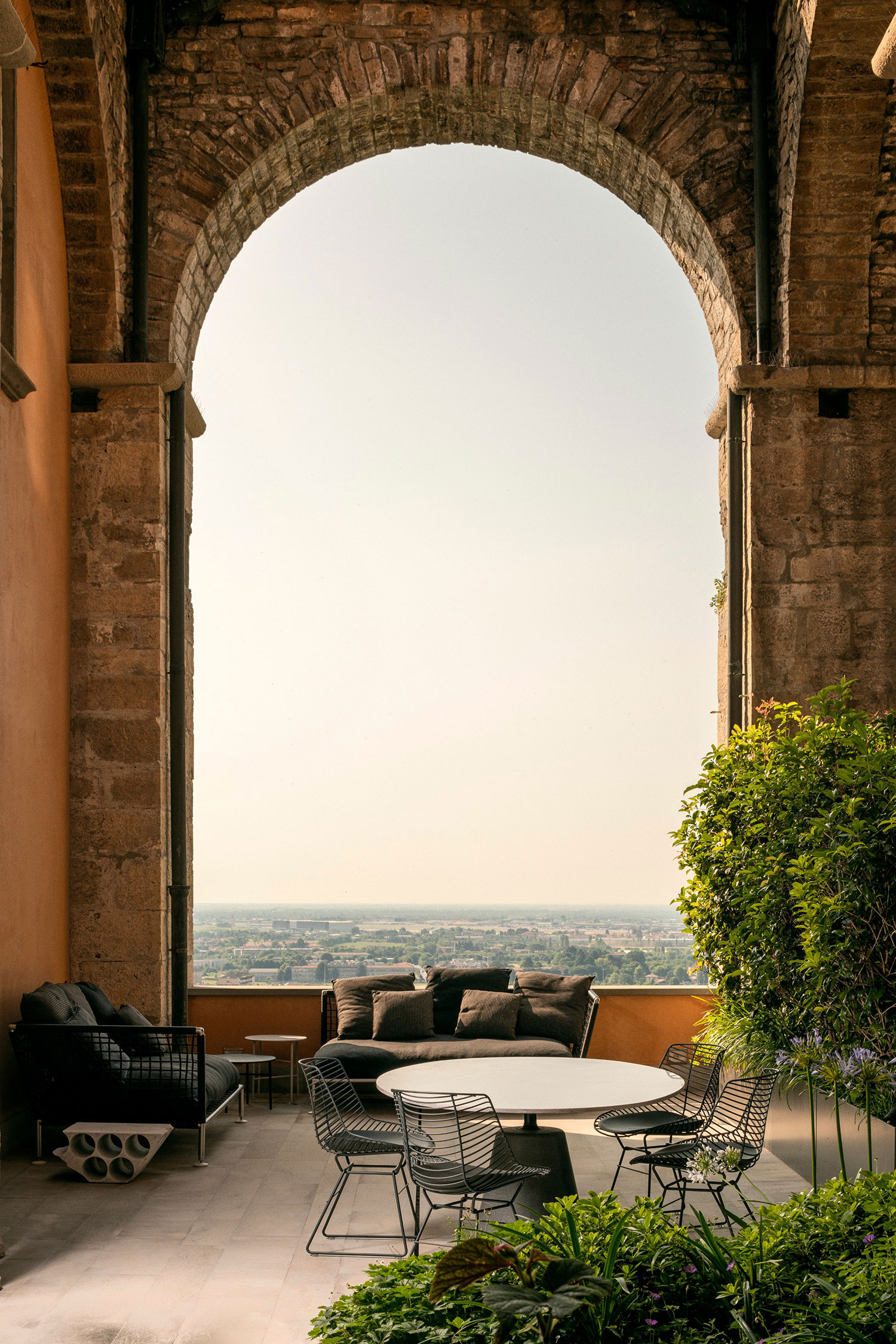 D128: Historic Bergamo Alta Residence Revived by Officina Magisafi 