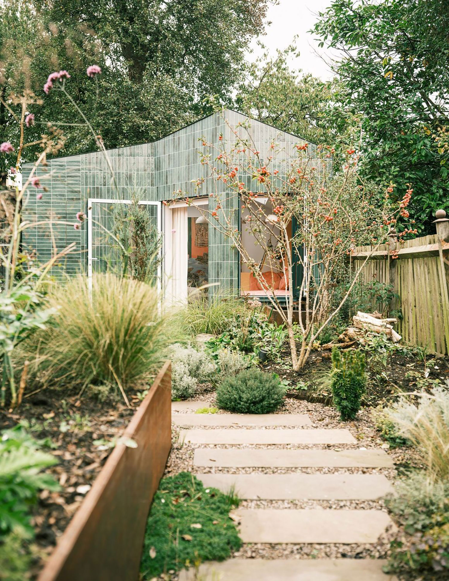 A Verdant Retreat: Delve Architects' "Kim-oflage" Garden Studio in Nunhead
