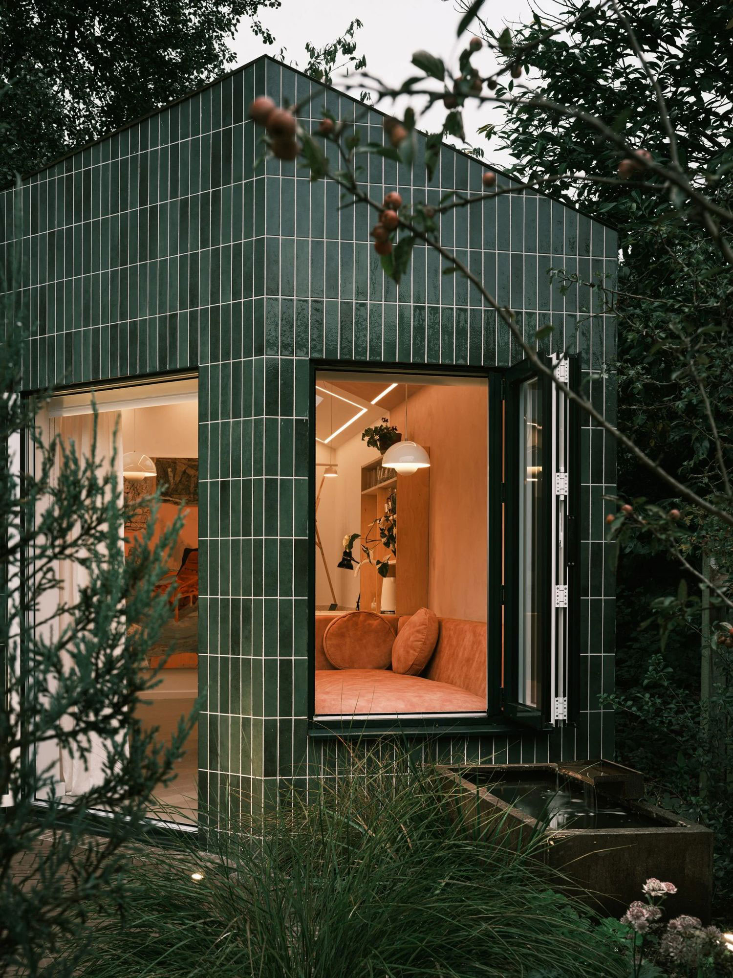 A Verdant Retreat: Delve Architects' "Kim-oflage" Garden Studio in Nunhead