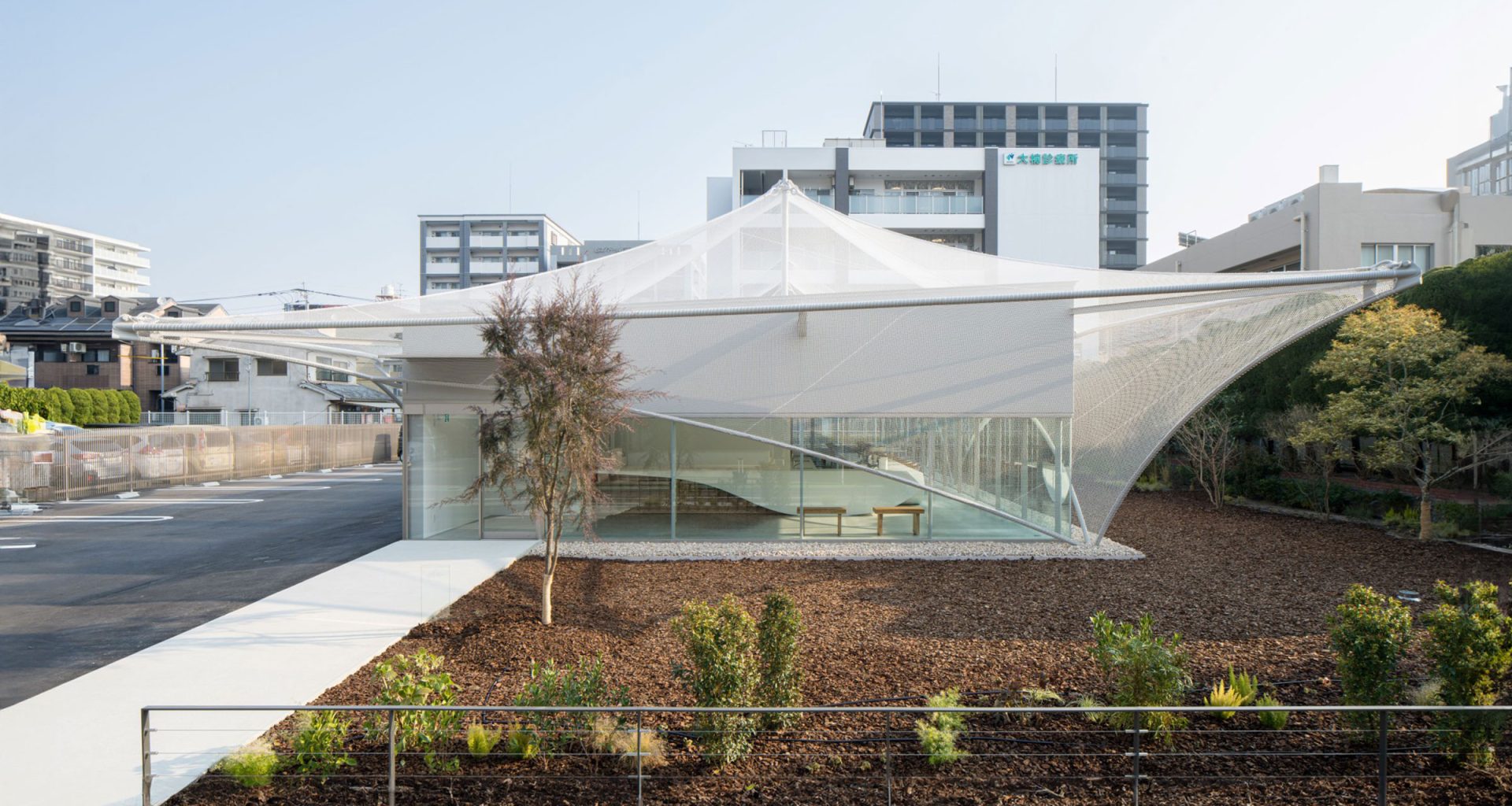 Kengo Kuma's Cs Somme Cafe: Mesh Canopy & Minimalist Design in Fukuoka