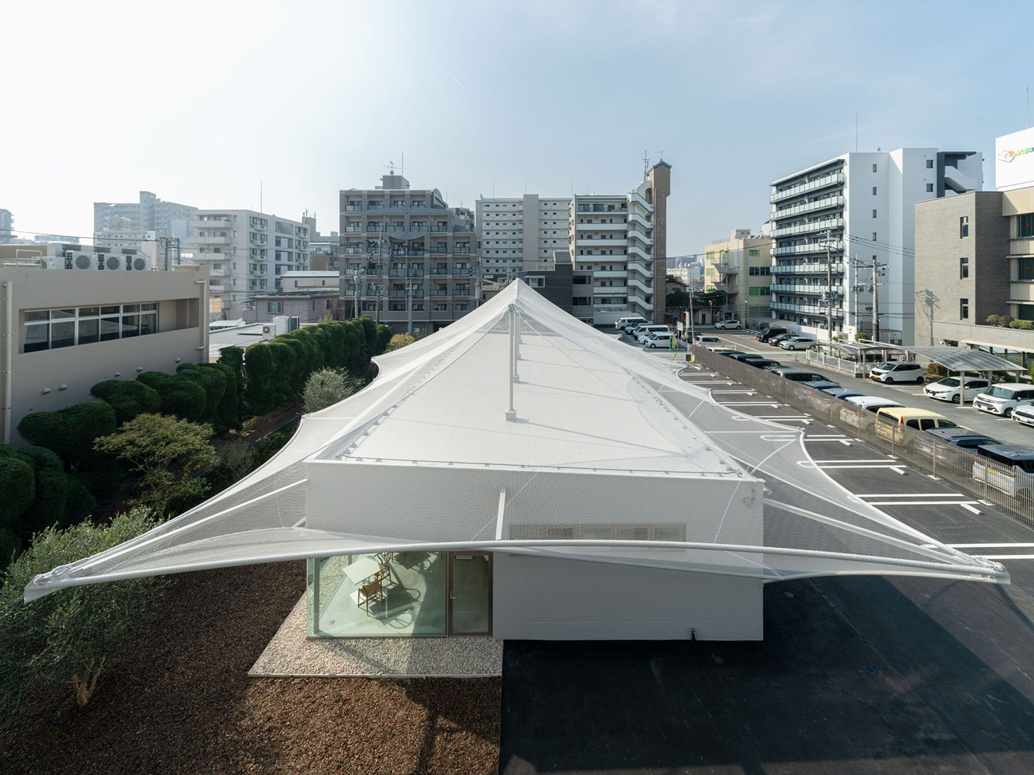 Kengo Kuma's Cs Somme Cafe: Mesh Canopy & Minimalist Design in Fukuoka