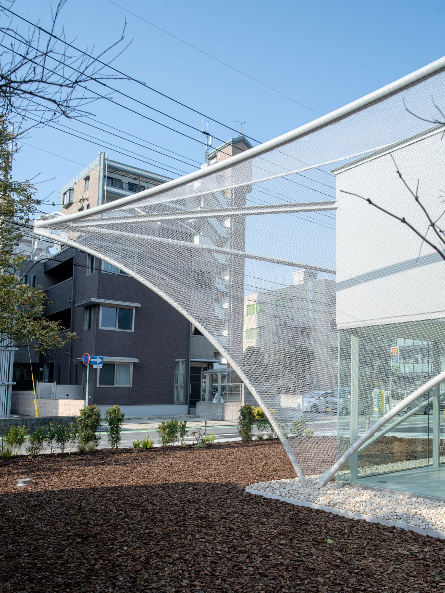Kengo Kuma's Cs Somme Cafe: Mesh Canopy & Minimalist Design in Fukuoka