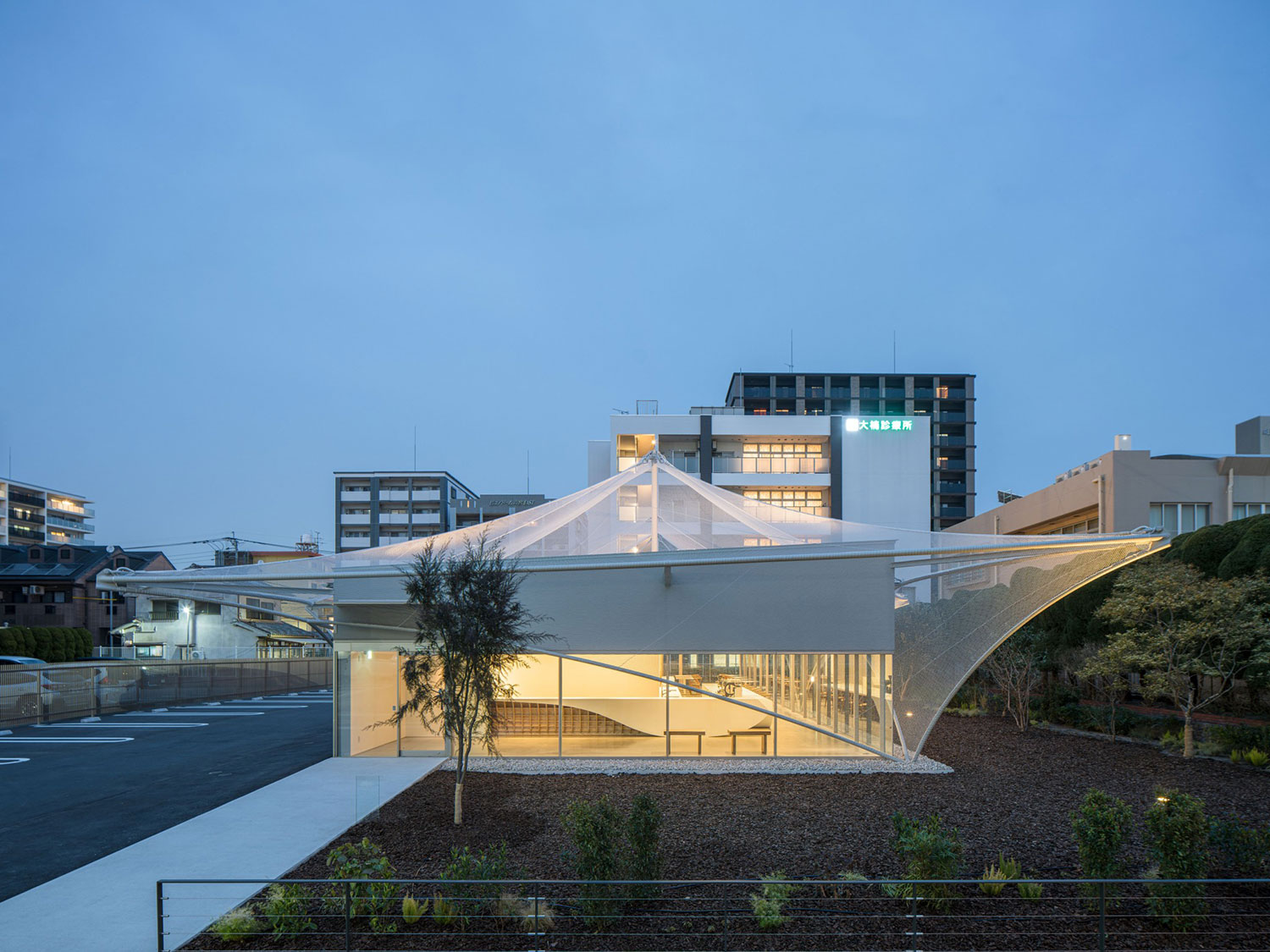 Kengo Kuma's Cs Somme Cafe: Mesh Canopy & Minimalist Design in Fukuoka