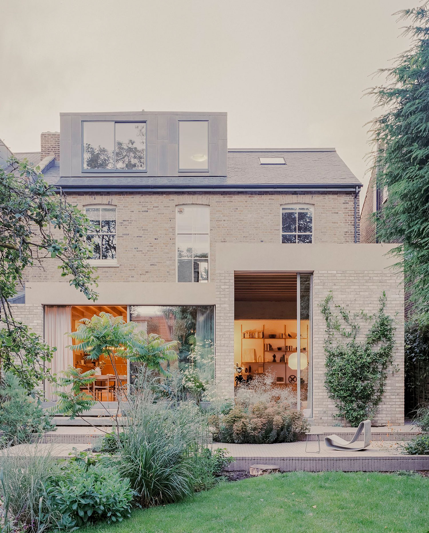https://www.urdesignmag.com/wp-content/uploads/2025/03/lordship-park-house-bindloss-dawes-1.jpg