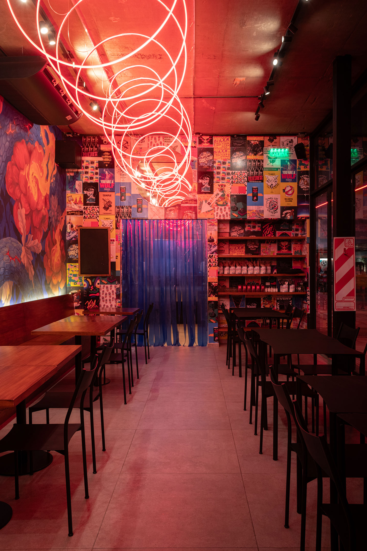 Muro Studio's Temple Bar: Neon & Design in Buenos Aires