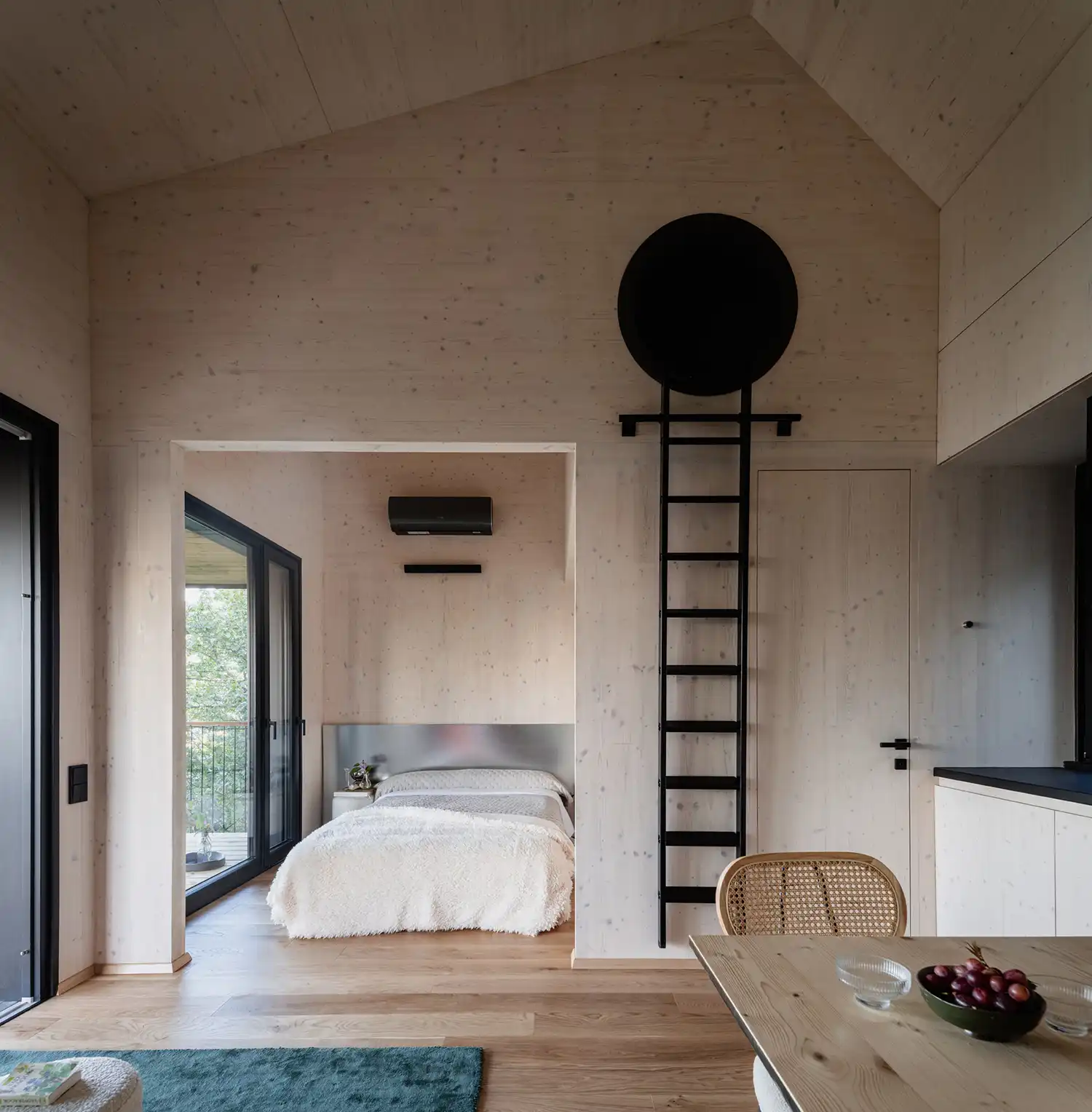 Console House by Hello Wood: A Cantilevered Retreat in Hungary’s Danube Bend