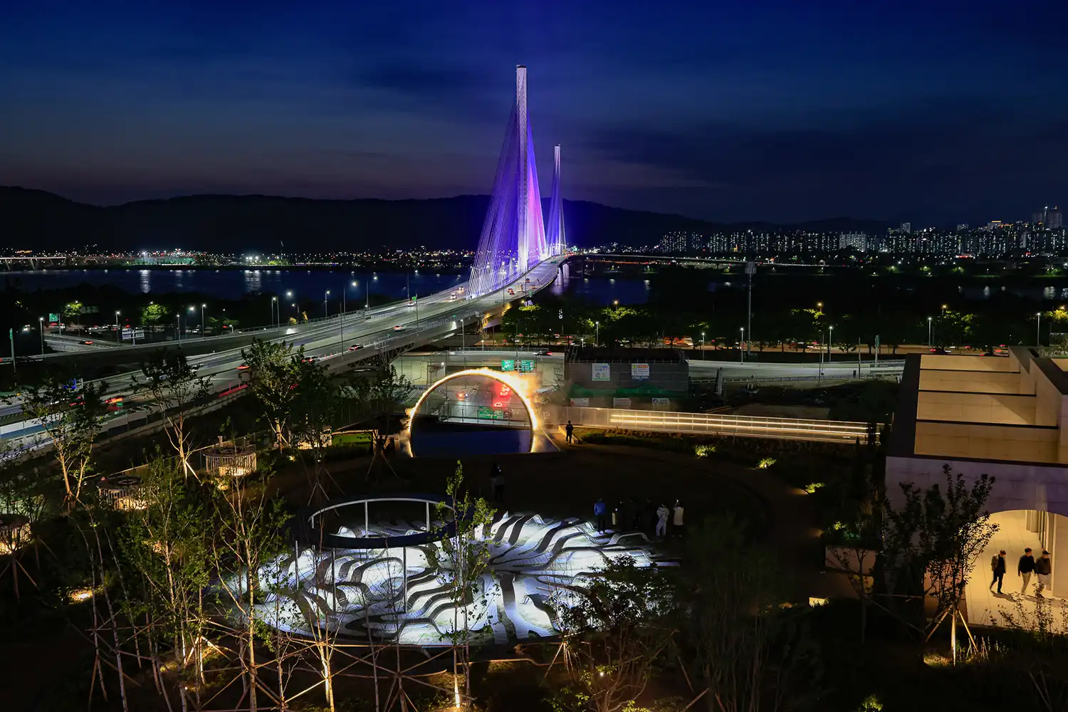 James Tapscott’s Arc ZERO: Eclipse Illuminates Seoul with Ethereal Mist and Light