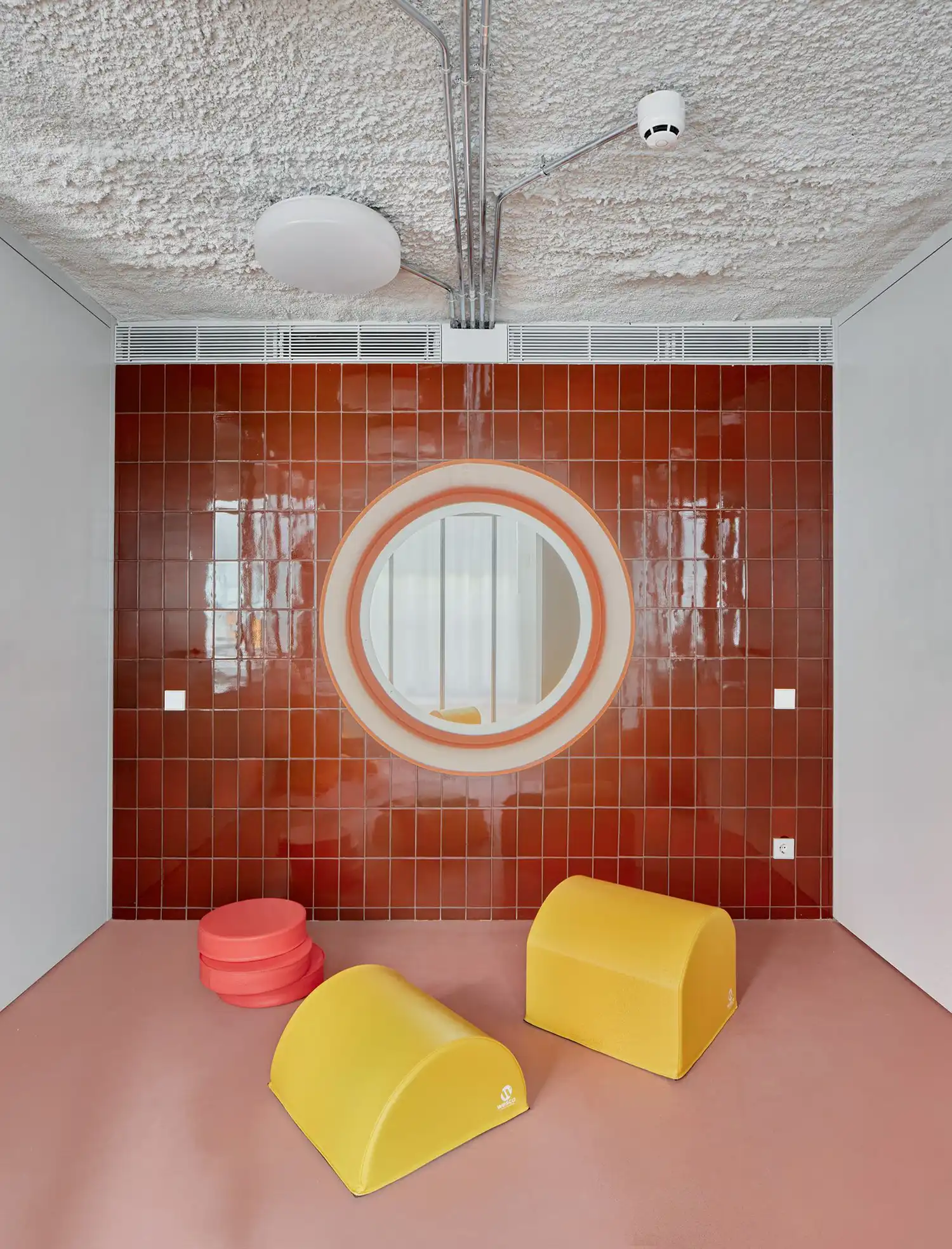 Flexo Arquitectura Transforms Barcelona’s Saier Facility into a Welcoming Hub for Migrants