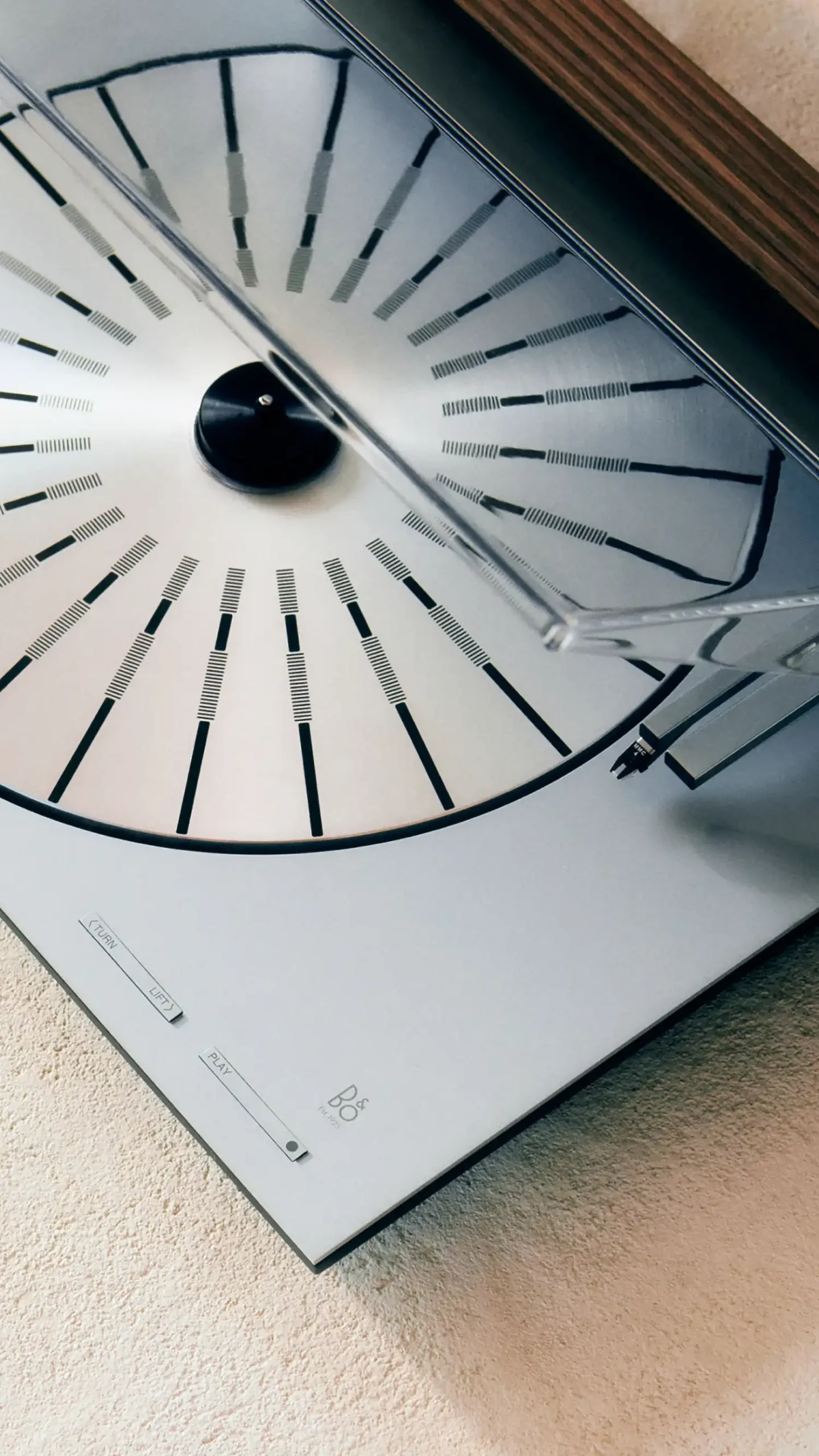 Bang & Olufsen Unveils Exquisite Beosystem 3000c, Reviving a Legend for the Modern Era