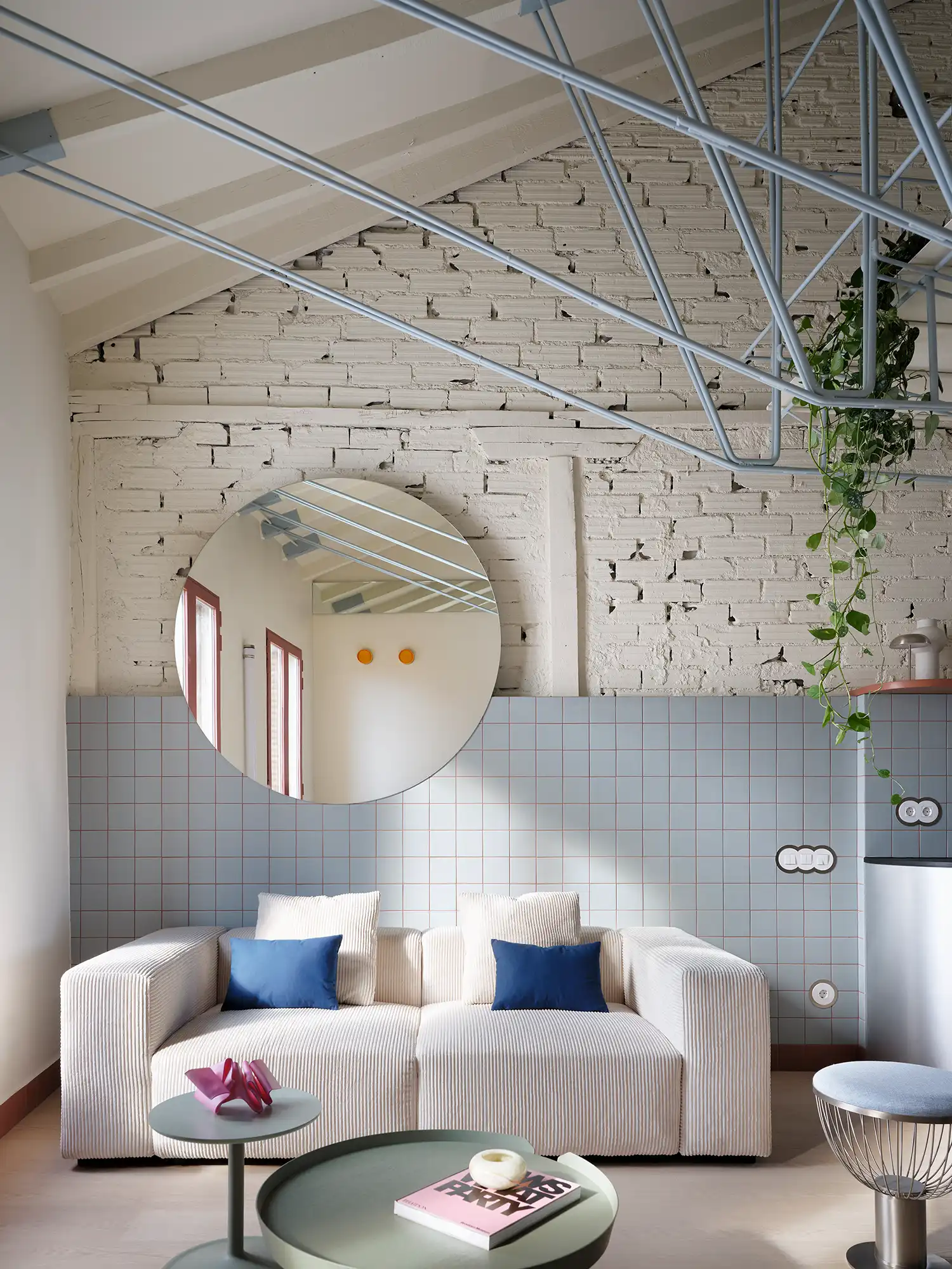 Soaring Against Gravity: Bardo's Casa Cometa Defies Structural Limits in Madrid