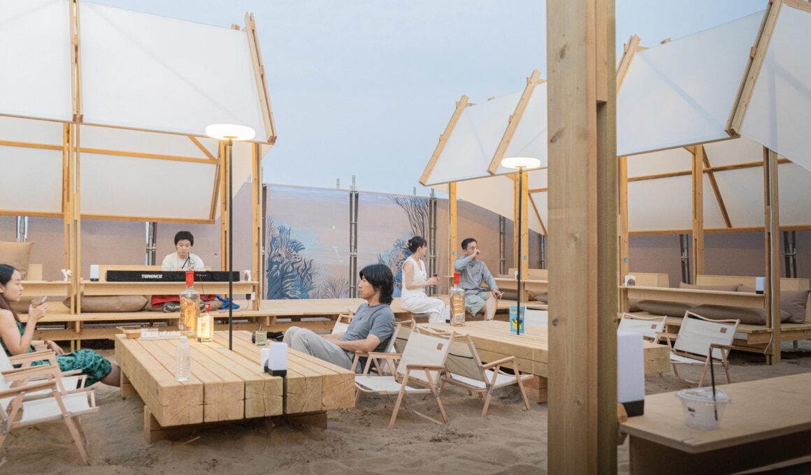Atelier Heimat’s modular timber baijiu pavilion at Aranya Theatre Festival 2025: zero-waste design on Qinhuangdao beach.