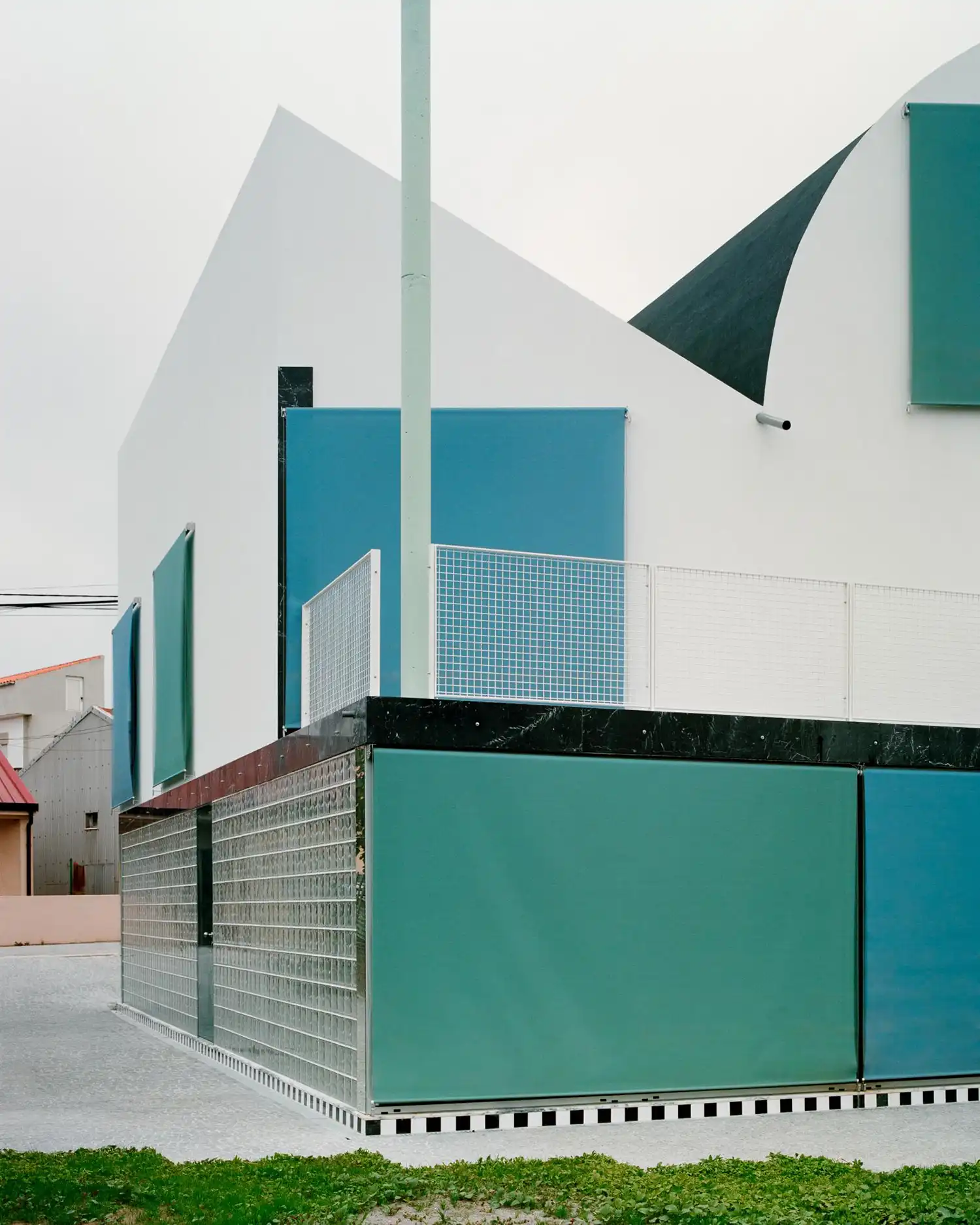 HOUSE WITH AN INVERTED ROOF in Matosinhos | FALA Atelier