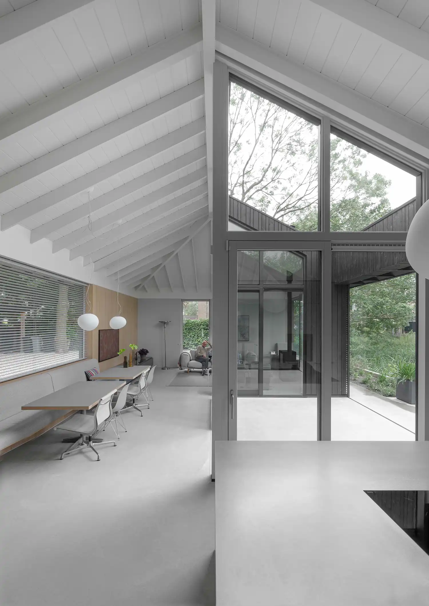 create 5 caption (one sentence each) for the images within the article that resume the project's key features