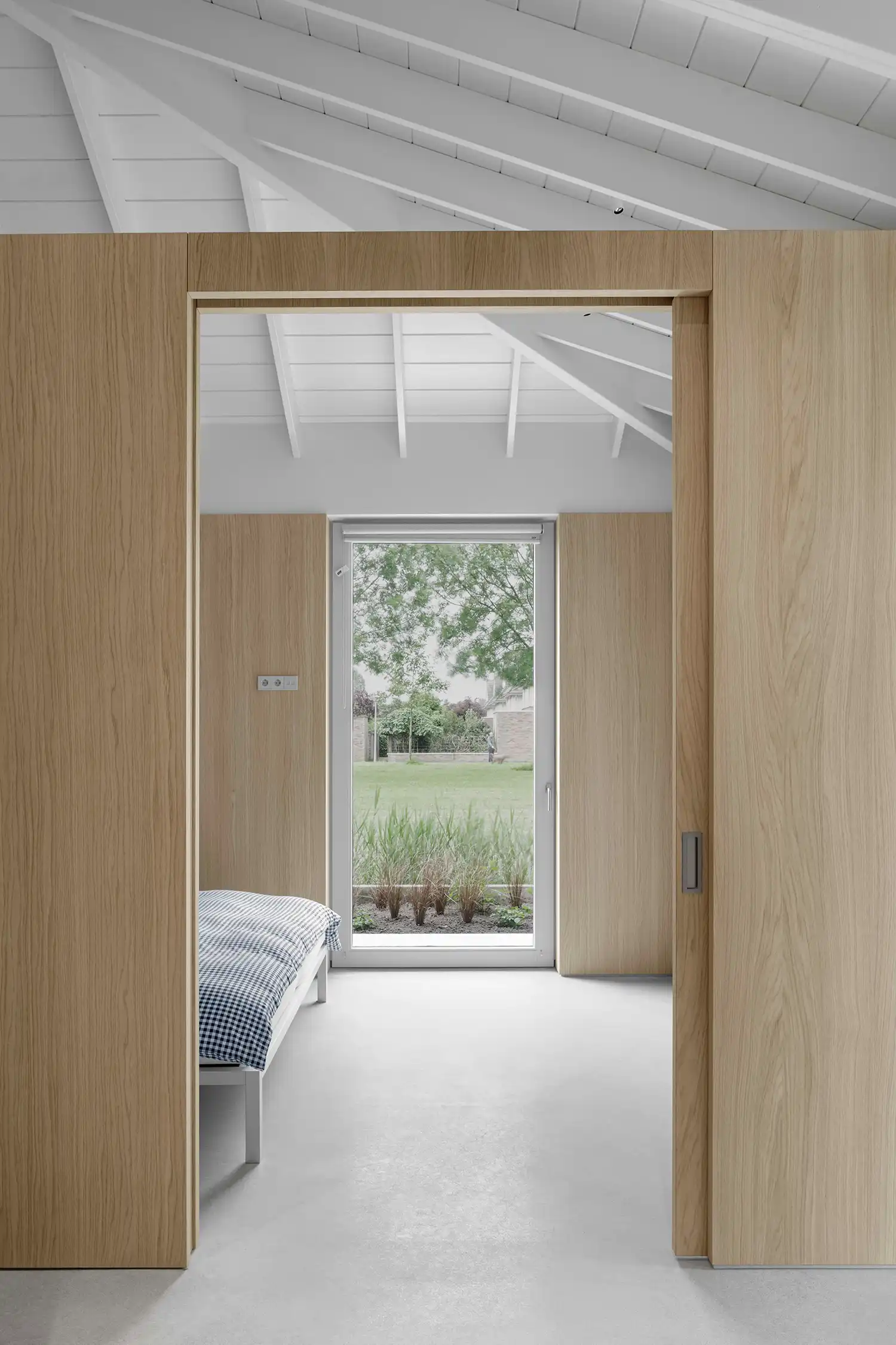 create 5 caption (one sentence each) for the images within the article that resume the project's key features