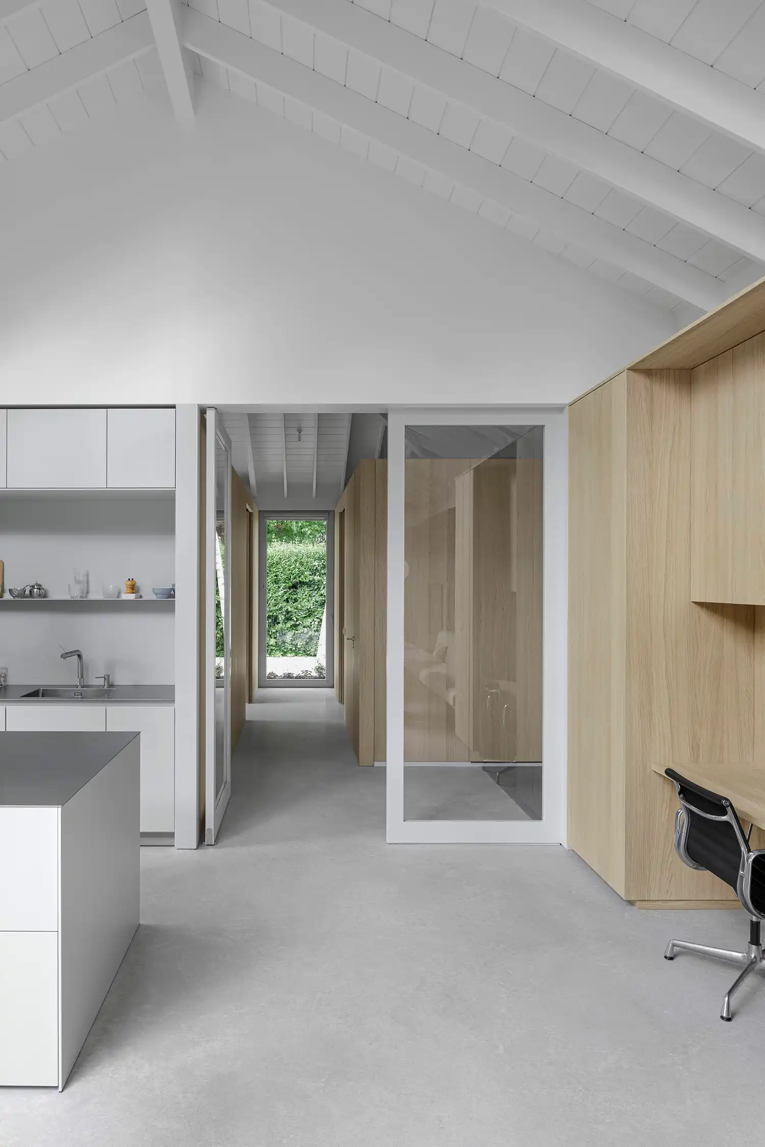 create 5 caption (one sentence each) for the images within the article that resume the project's key features