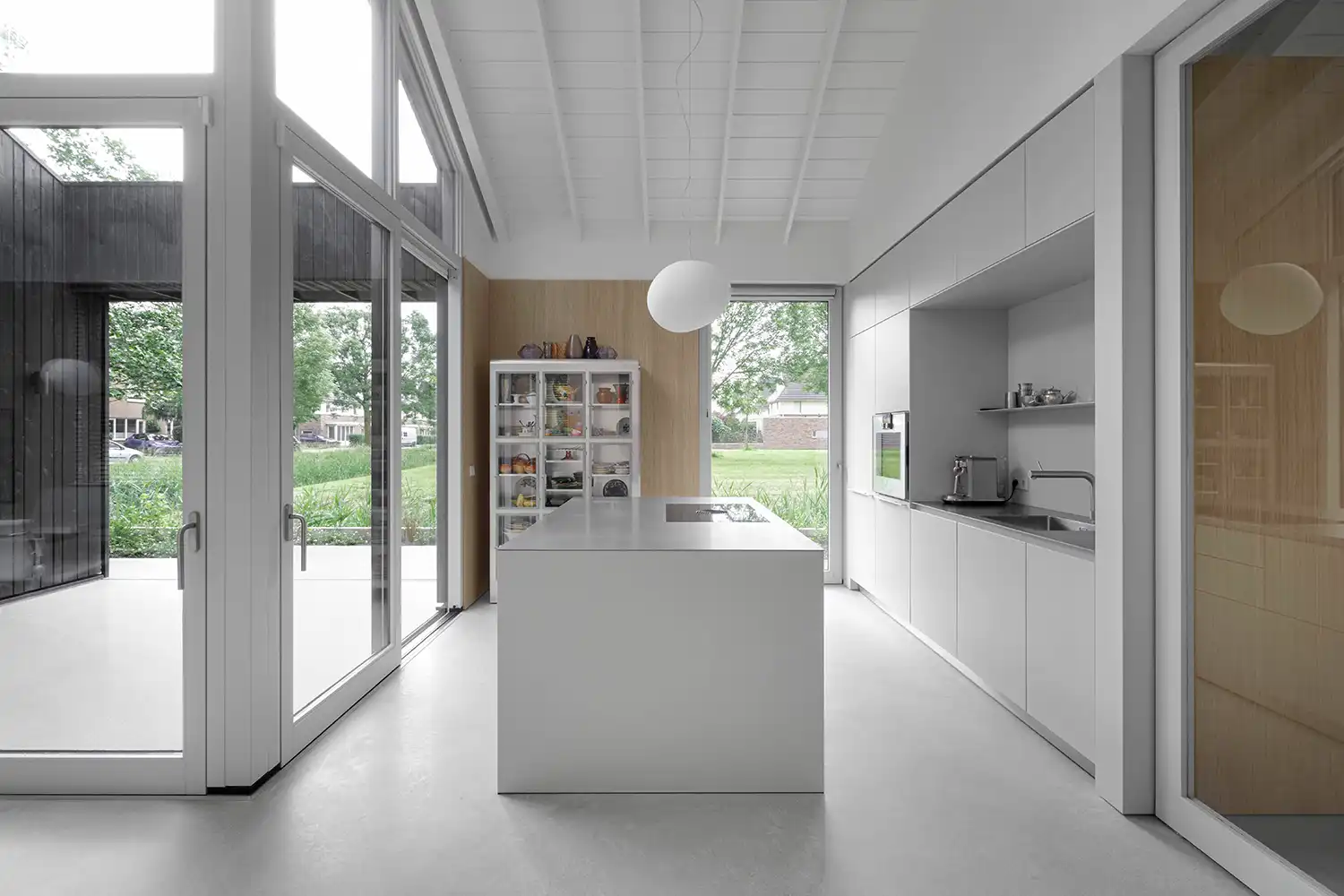 create 5 caption (one sentence each) for the images within the article that resume the project's key features