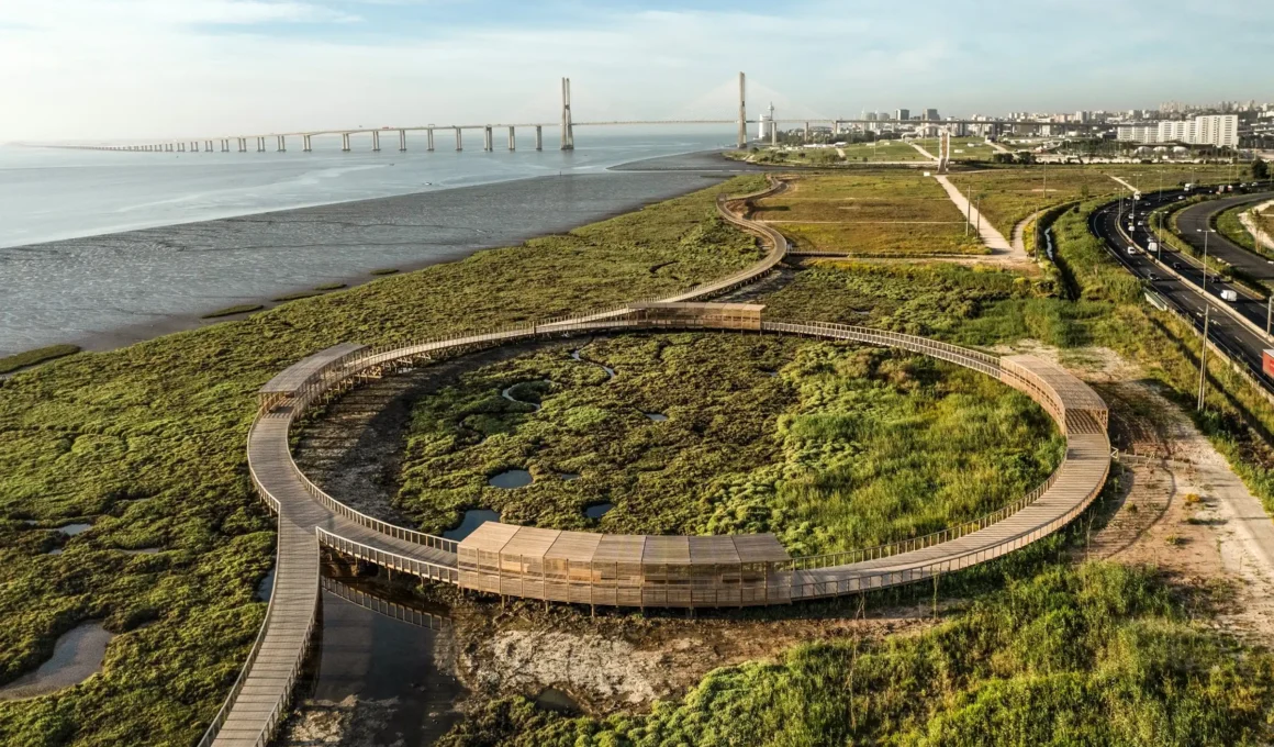 Loures Riverfront Boardwalk: Topiaris' Eco-Design in Lisbon