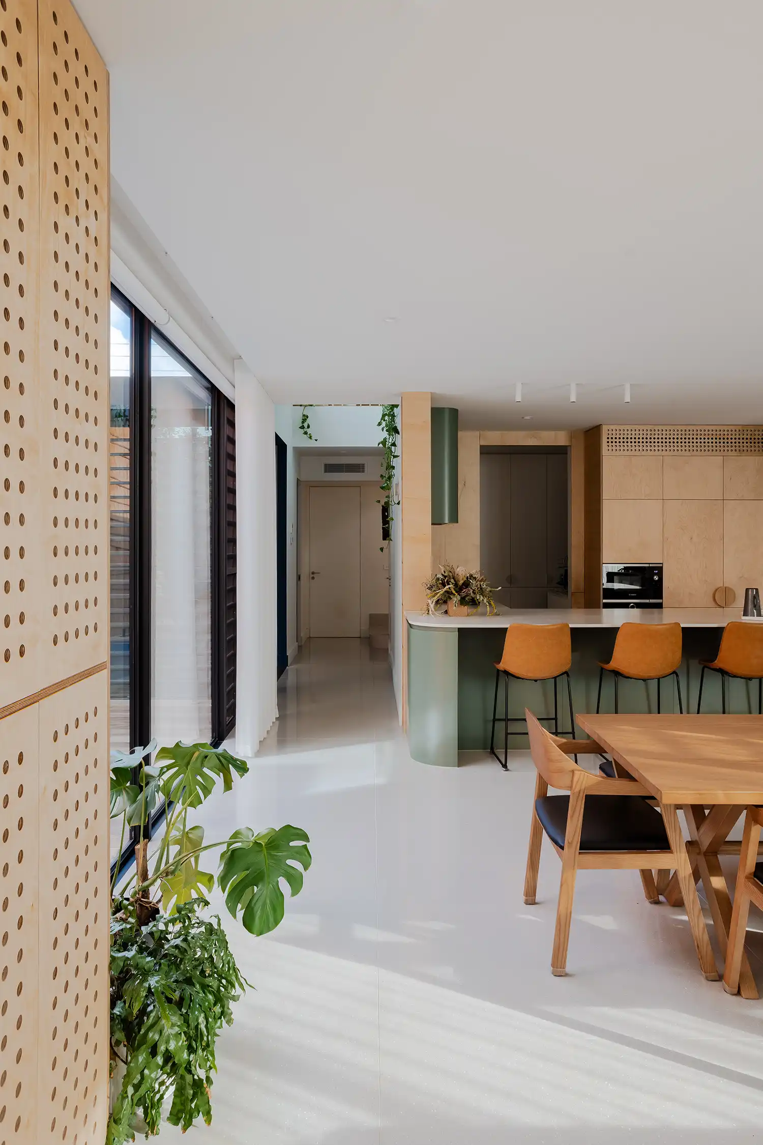 Mahogany House Melbourne: Sustainable Intergenerational Home by R ARCHITECTURE