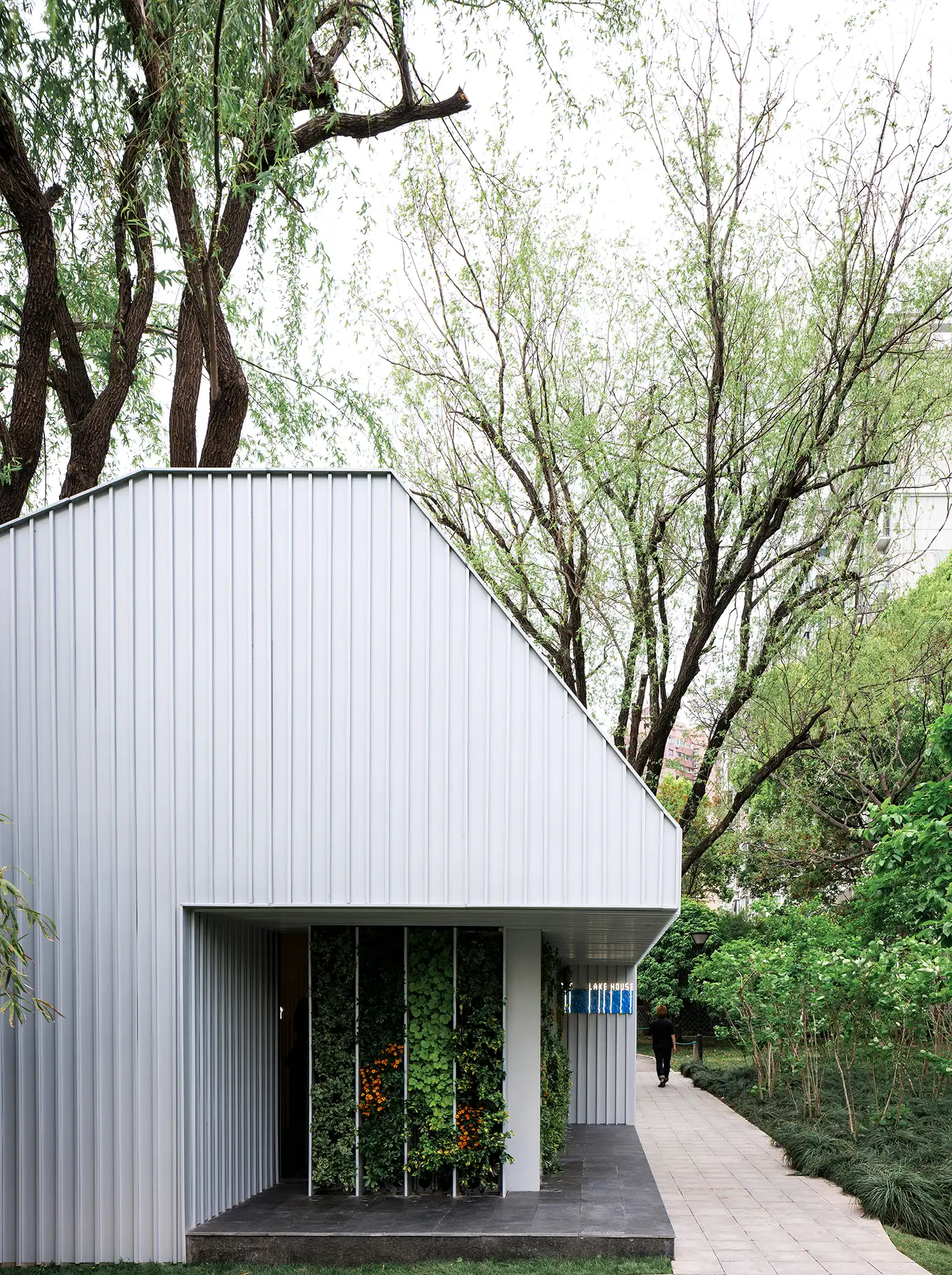 Wutopia Lab's Lake House: 40-Day Zero-Carbon Pavilion in Shanghai
