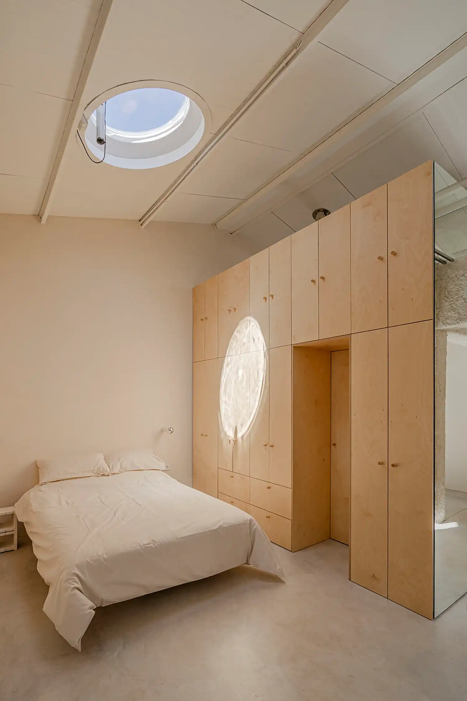 Blurring Boundaries: BURR Studio Revives Madrid Warehouse with Light & Perception